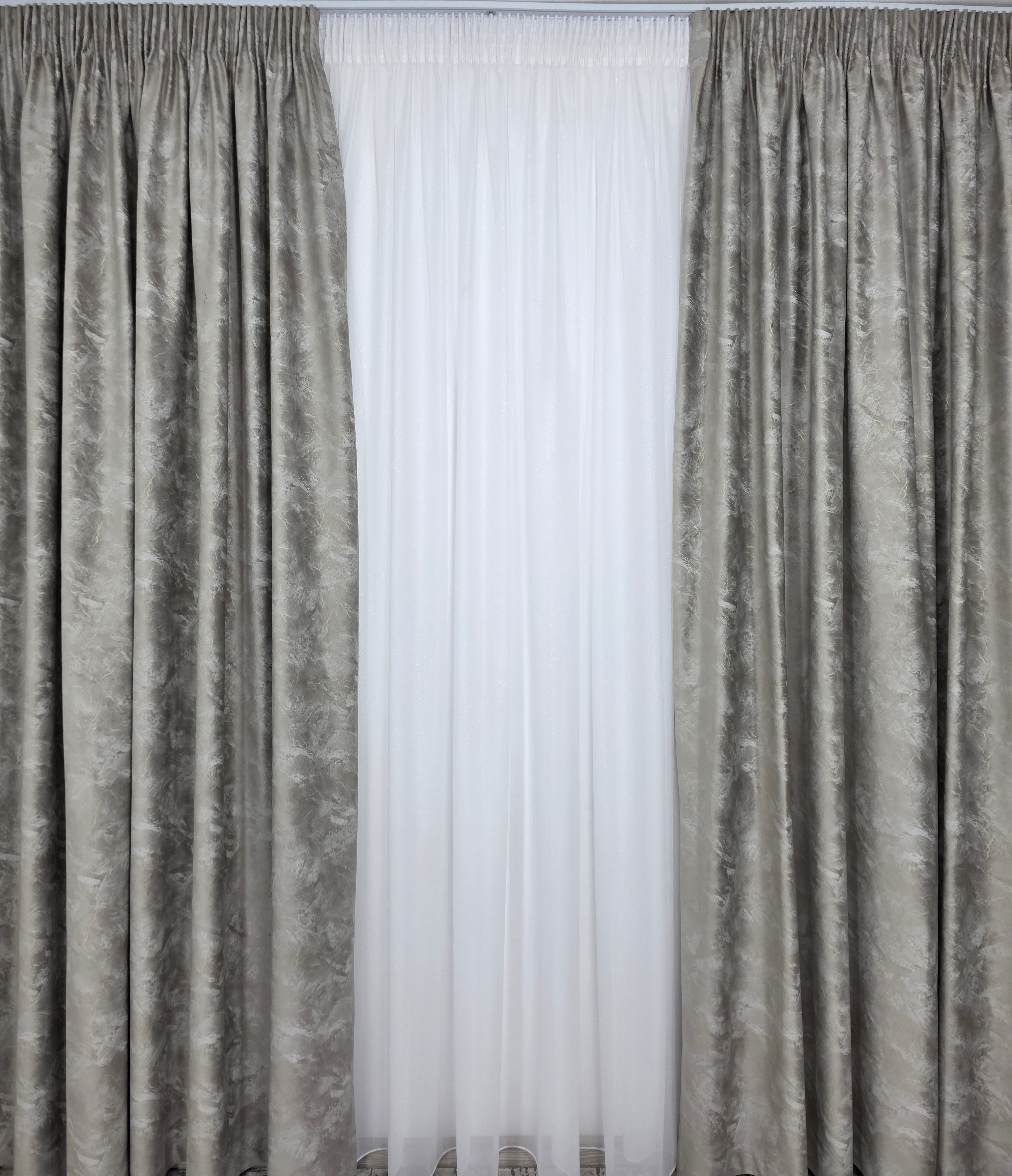 Colectia Santorini: Perdea alba cu sclipici și Draperie Catifea Grej tip vopsea pensulata si insertii aurii