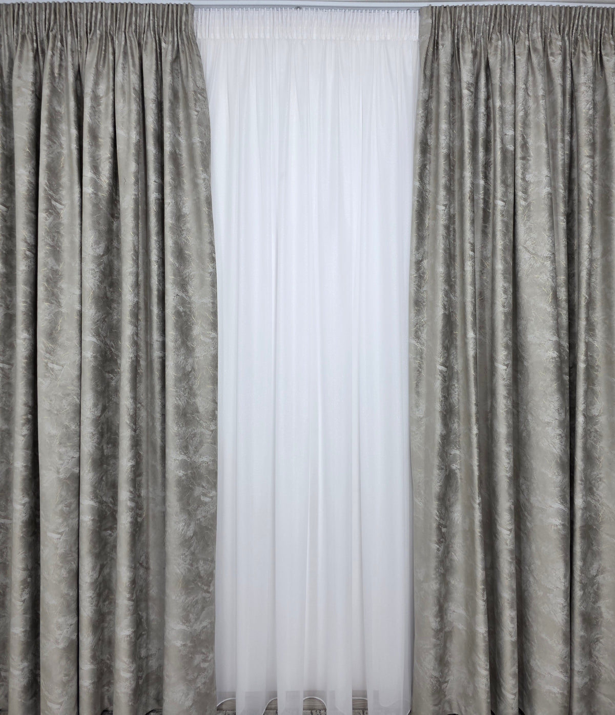 Colectia Santorini – Perdea Alba cu Sclipici si Draperie Catifea Grej Tip Vopsea Pensulata cu Insertii Aurii – Ideal pentru Livinguri cu Canapele Crem, Bej, Cappuccino sau Lemn Natur si Accente Aurii – Confectionat pe Comanda