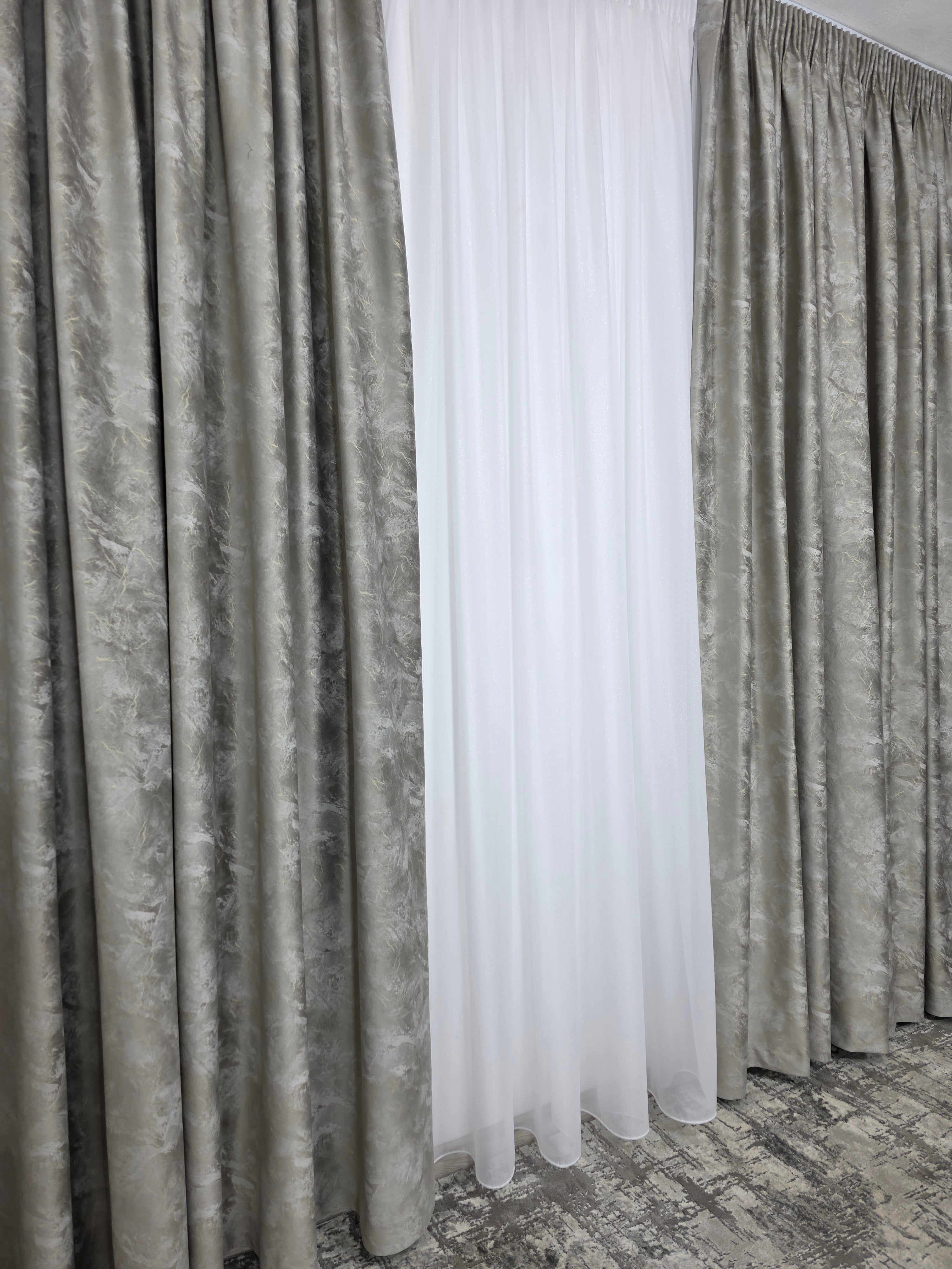 Colectia Santorini: Perdea alba cu sclipici și Draperie Catifea Grej tip vopsea pensulata si insertii aurii