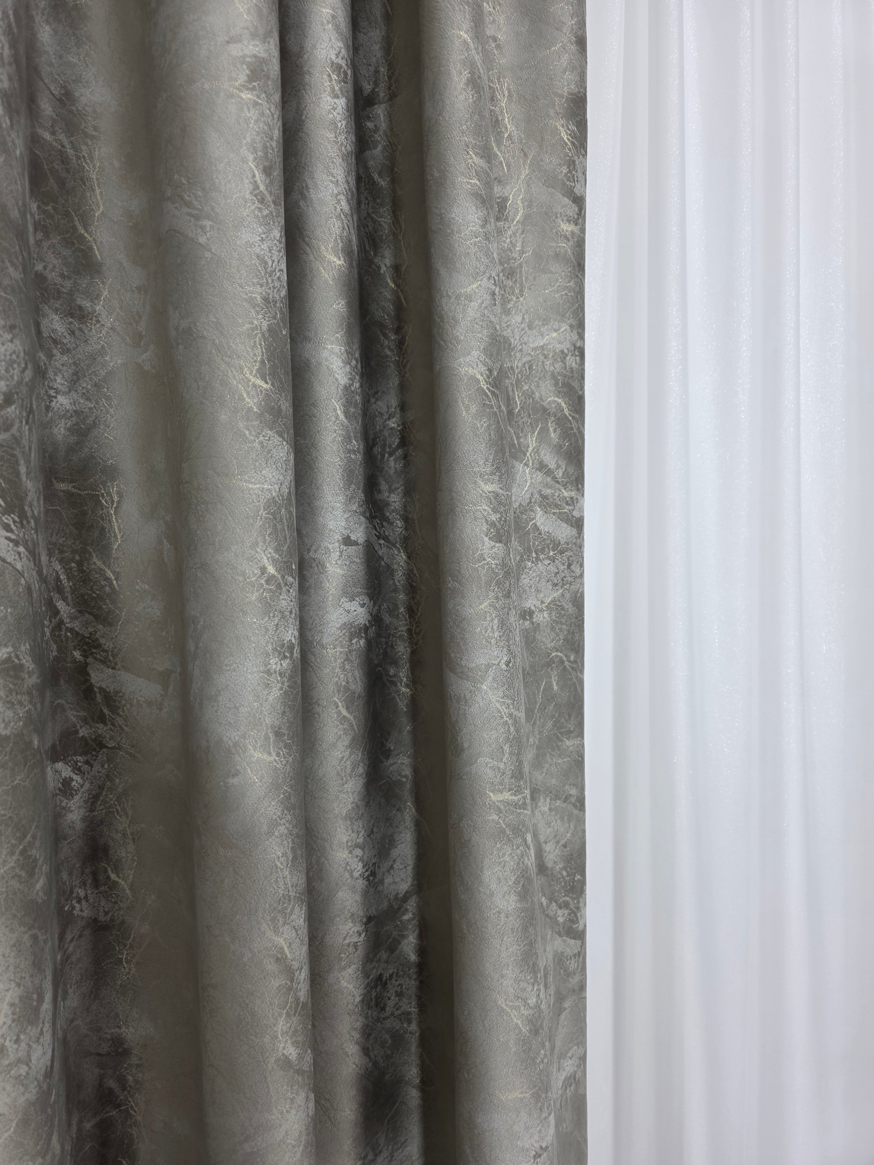 Colectia Santorini: Perdea alba cu sclipici și Draperie Catifea Grej tip vopsea pensulata si insertii aurii