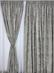 Colectia Santorini – Perdea Alba cu Sclipici si Draperie Catifea Grej Tip Vopsea Pensulata cu Insertii Aurii – Ideal pentru Livinguri cu Canapele Crem, Bej, Cappuccino sau Lemn Natur si Accente Aurii – Confectionat pe Comanda