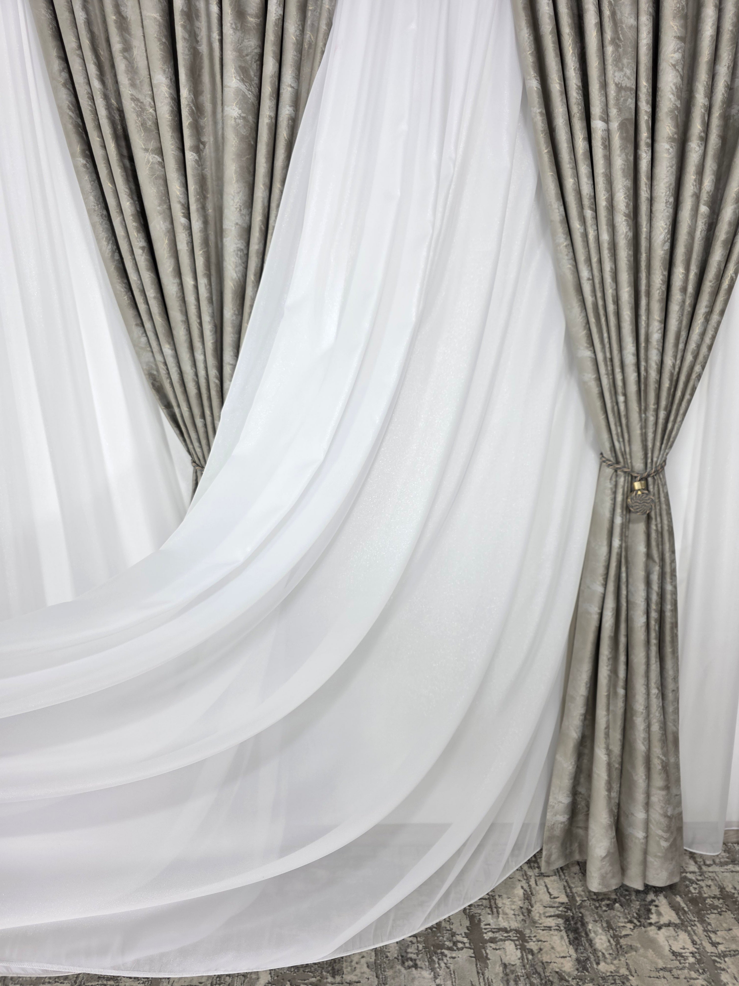 Colectia Santorini: Perdea alba cu sclipici și Draperie Catifea Grej tip vopsea pensulata si insertii aurii