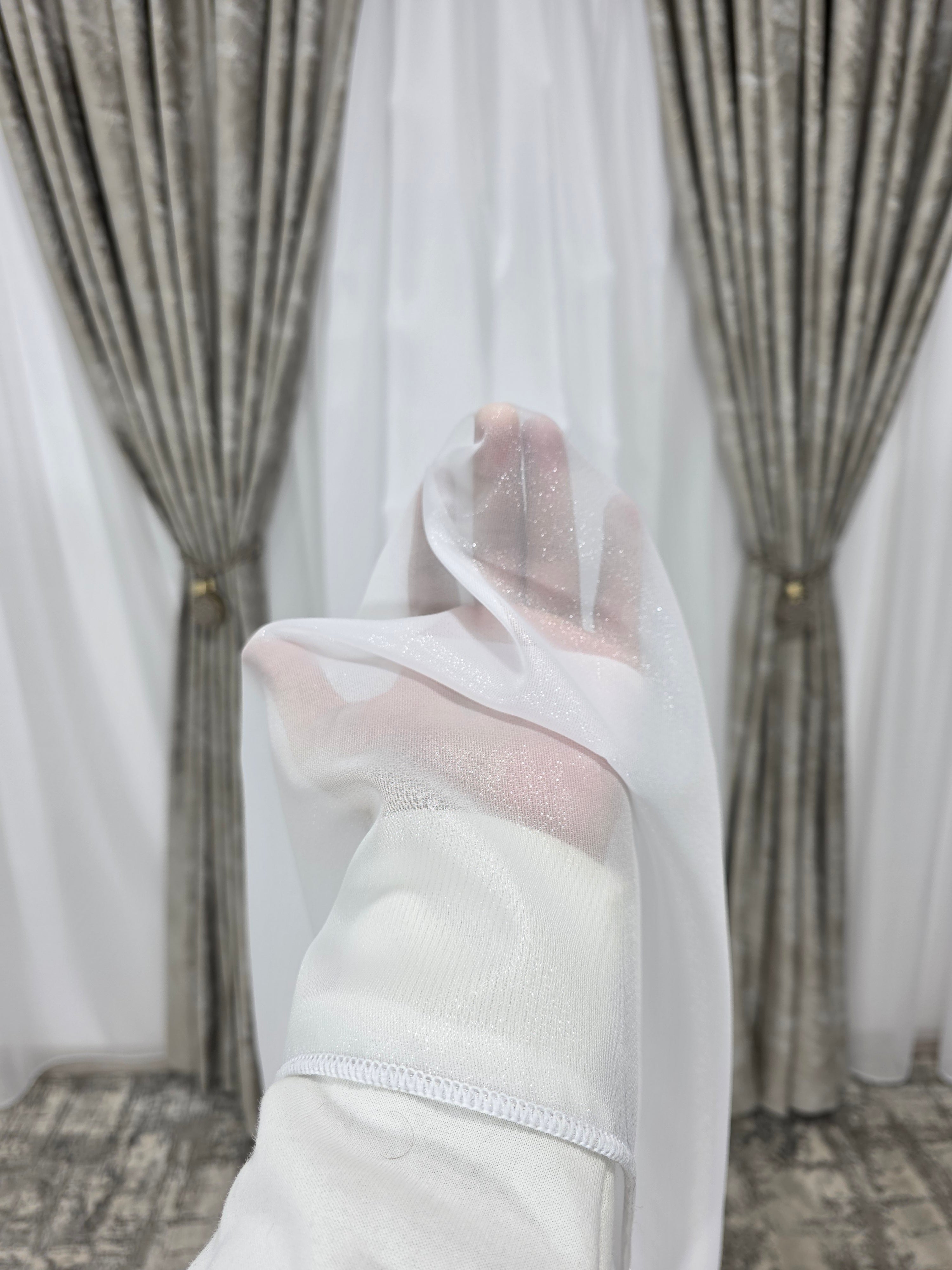 Colectia Santorini: Perdea alba cu sclipici și Draperie Catifea Grej tip vopsea pensulata si insertii aurii