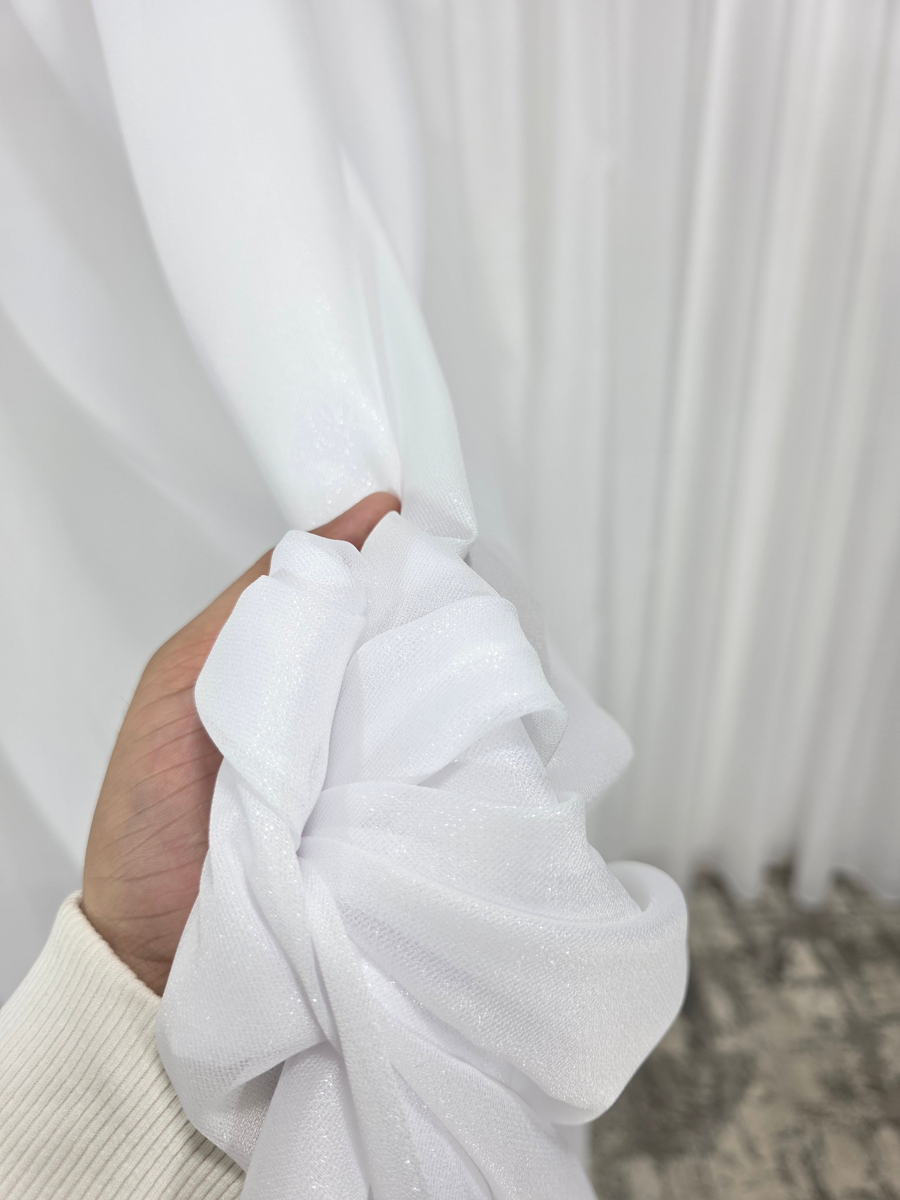 Colectia Santorini: Perdea alba cu sclipici și Draperie Catifea Grej tip vopsea pensulata si insertii aurii