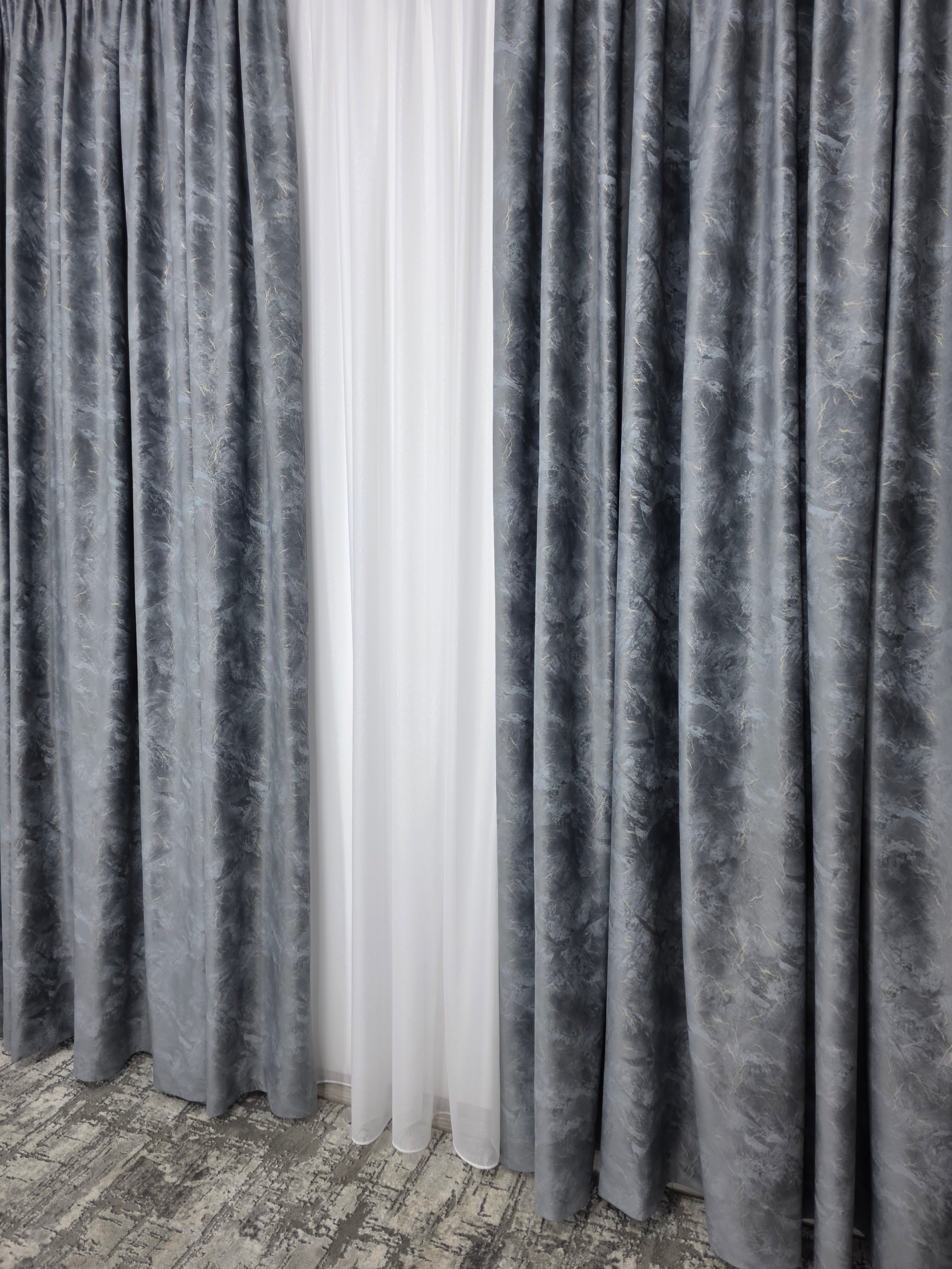 Colectia Santorini: Perdea alba cu sclipici și Draperie Catifea Gri tip vopsea pensulata si insertii aurii