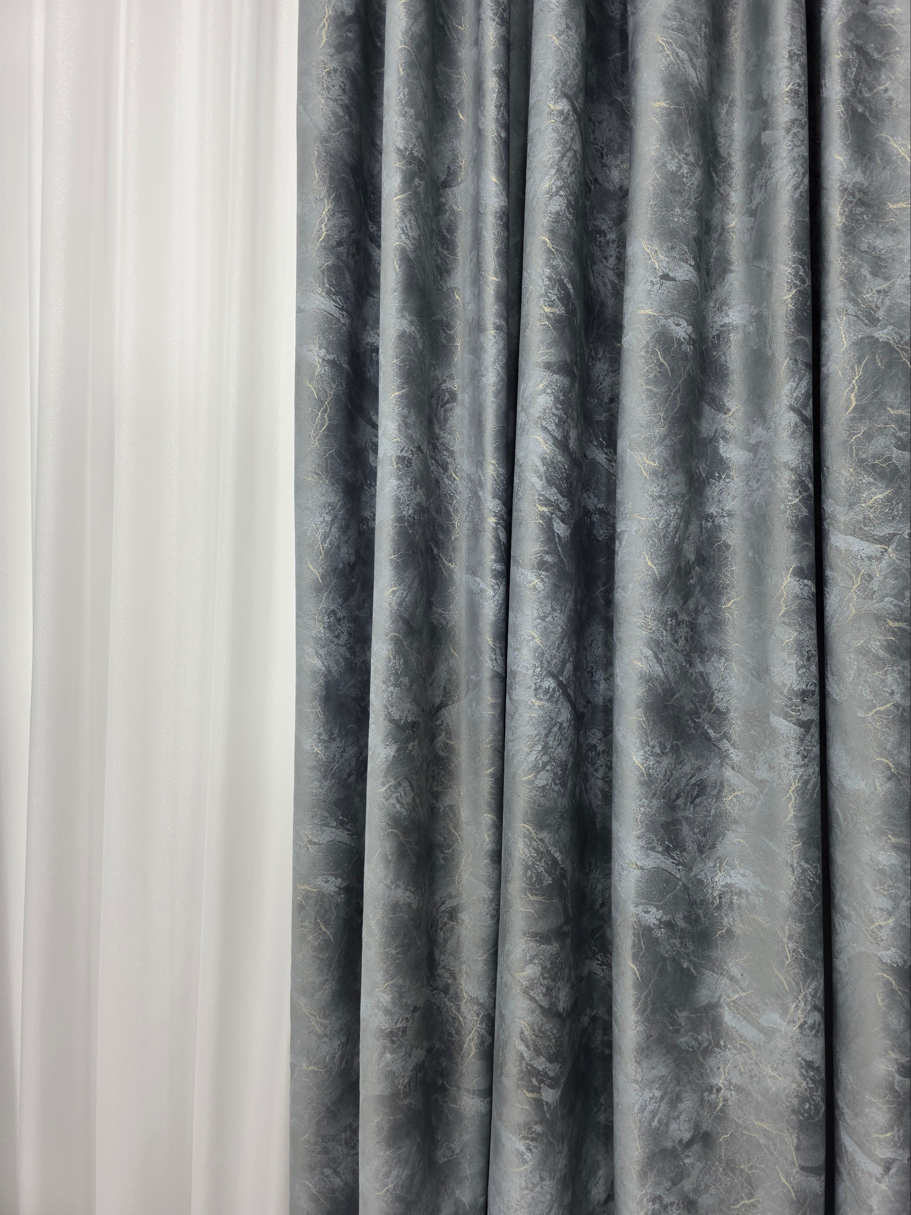 Colectia Santorini: Perdea alba cu sclipici și Draperie Catifea Gri tip vopsea pensulata si insertii aurii