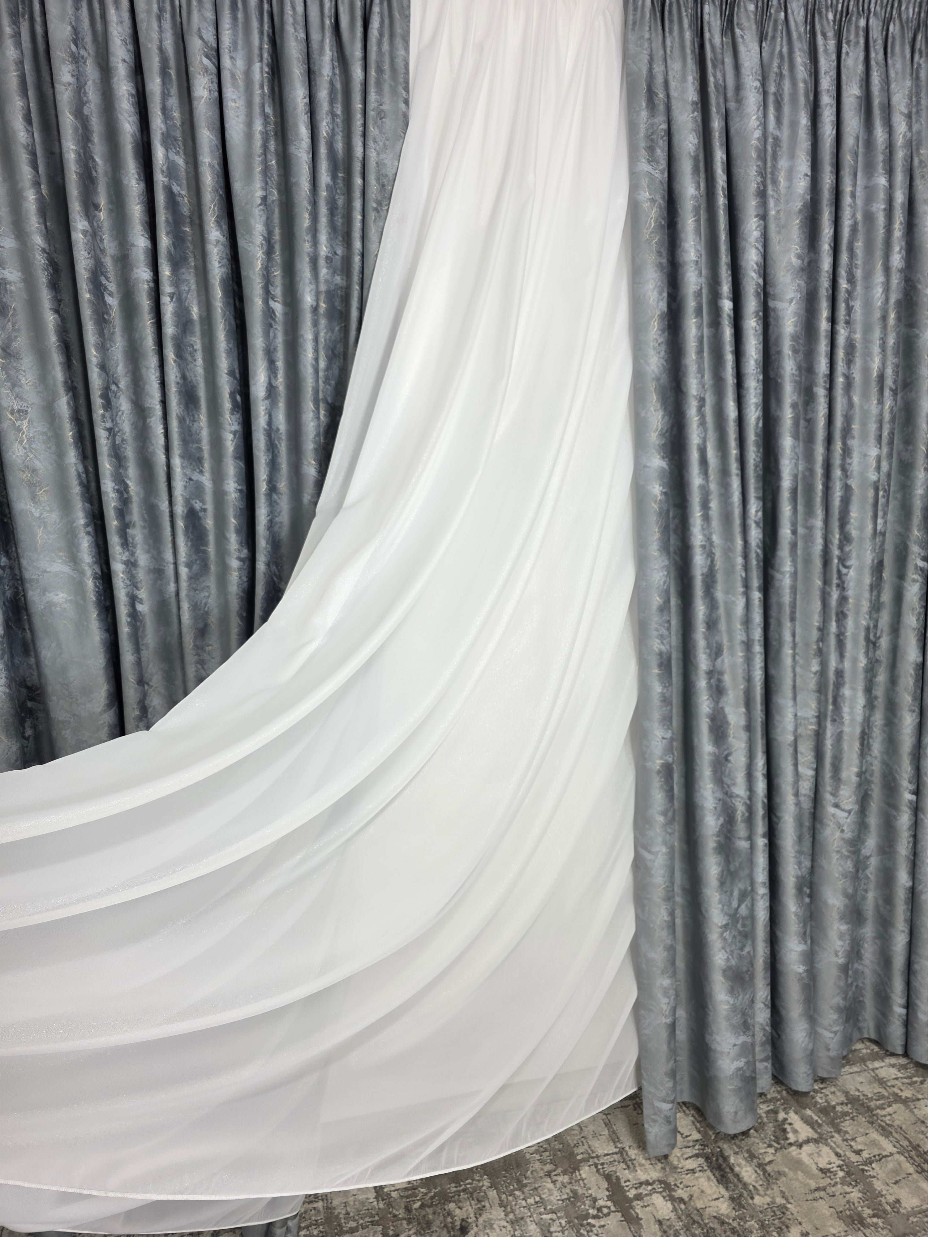 Colectia Santorini: Perdea alba cu sclipici și Draperie Catifea Gri tip vopsea pensulata si insertii aurii
