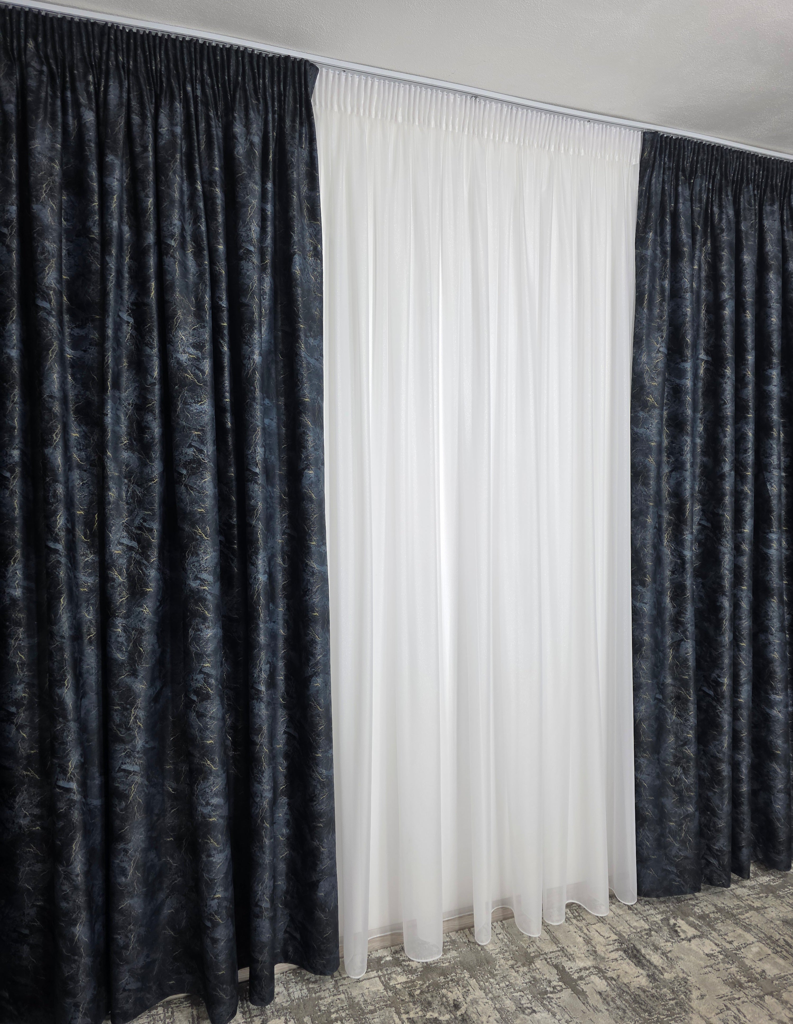 Colectia Santorini: Perdea alba cu sclipici și Draperie Catifea neagra tip vopsea pensulata cu insertii aurii