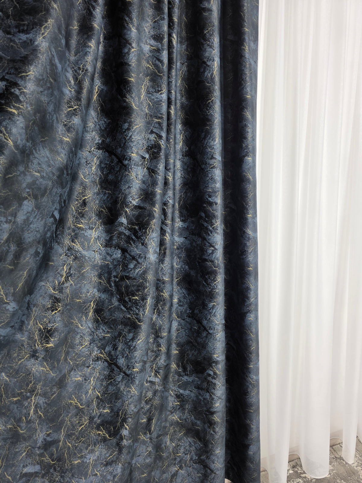 Colectia Santorini: Perdea alba cu sclipici și Draperie Catifea neagra tip vopsea pensulata cu insertii aurii