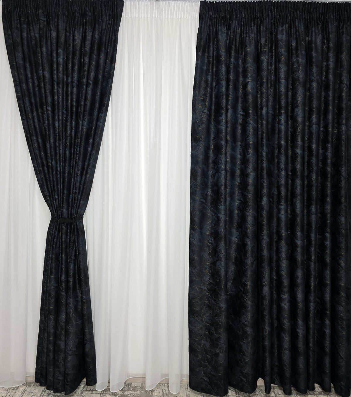 Colectia Santorini: Perdea alba cu sclipici și Draperie Catifea neagra tip vopsea pensulata si insertii aurii