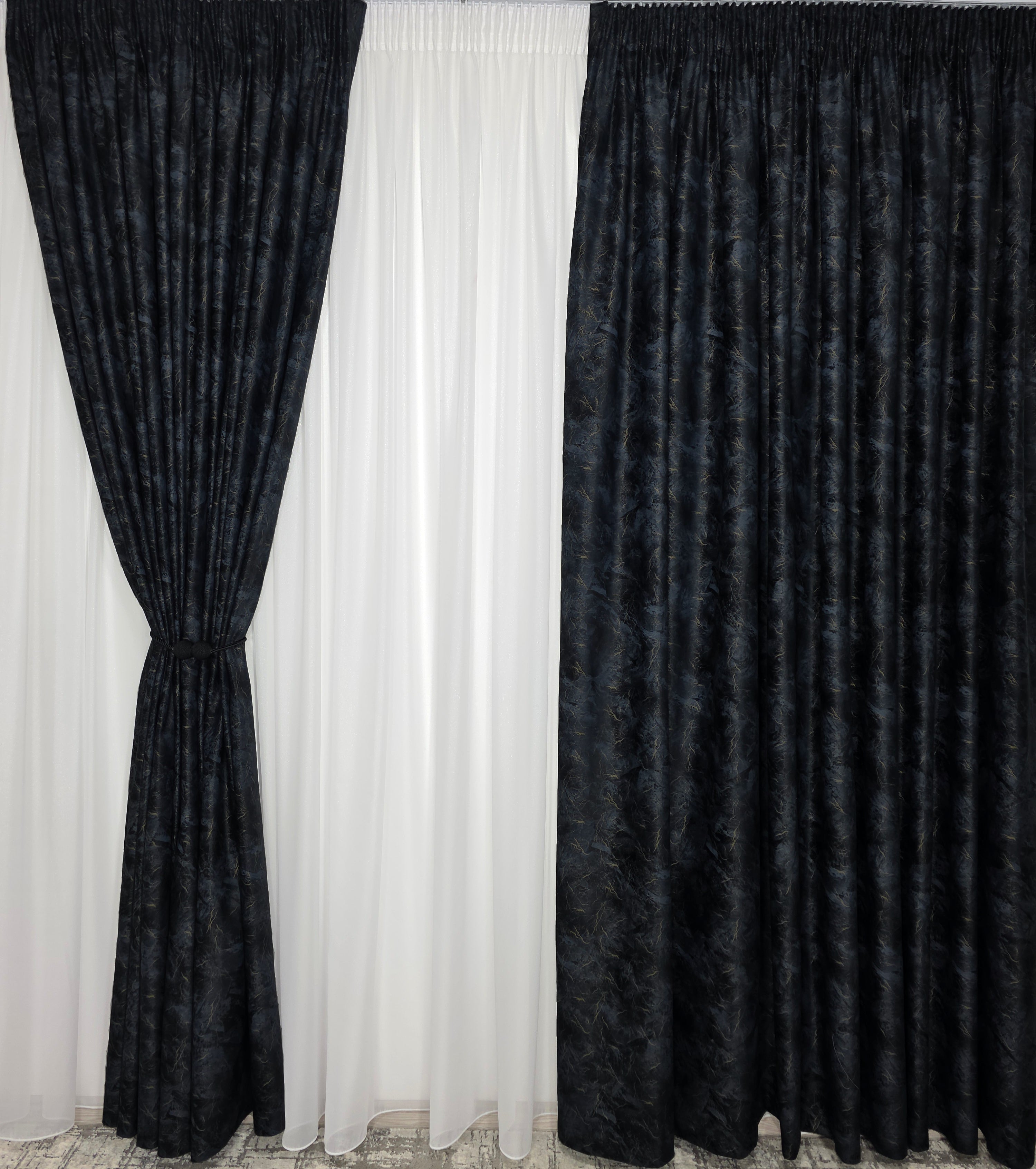 Colectia Santorini: Perdea alba cu sclipici și Draperie Catifea neagra tip vopsea pensulata cu insertii aurii