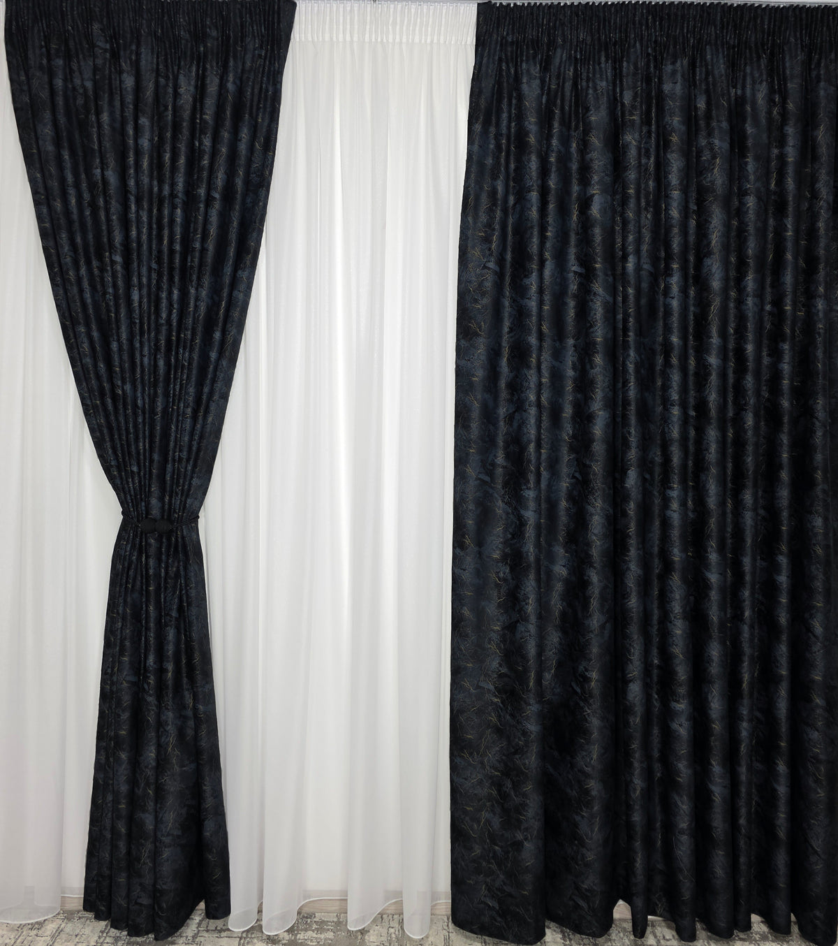 Set Recomandat pentru Camere Moderne in Nuante de Negru, Alb, Gri si Auriu - Colectia Santorini cu Perdea Alba cu Sclipici si Draperie Catifea Neagra cu Insertii Aurii pentru Living si Dormitor - Confectionat pe Comanda