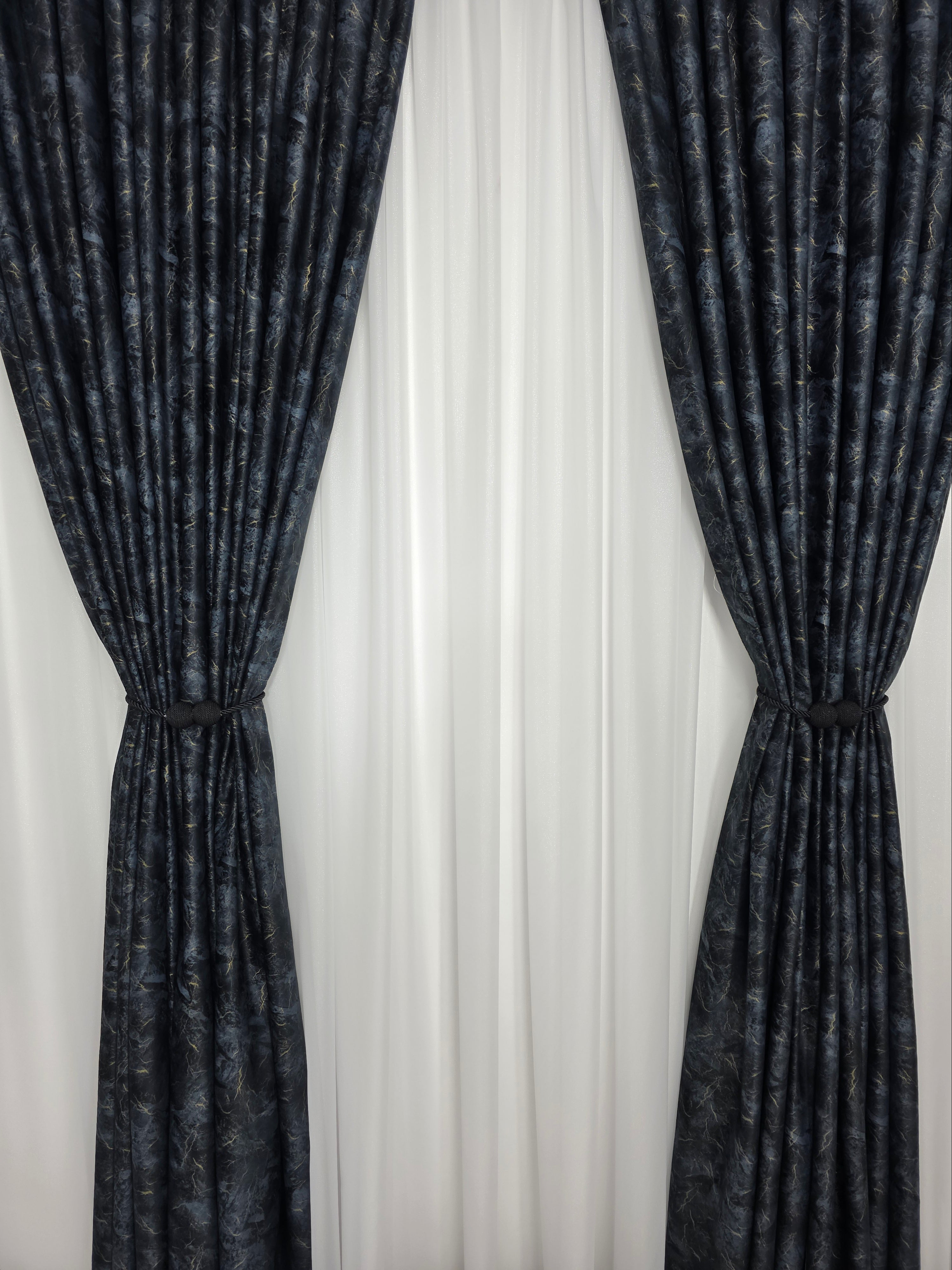 Colectia Santorini: Perdea alba cu sclipici și Draperie Catifea neagra tip vopsea pensulata cu insertii aurii