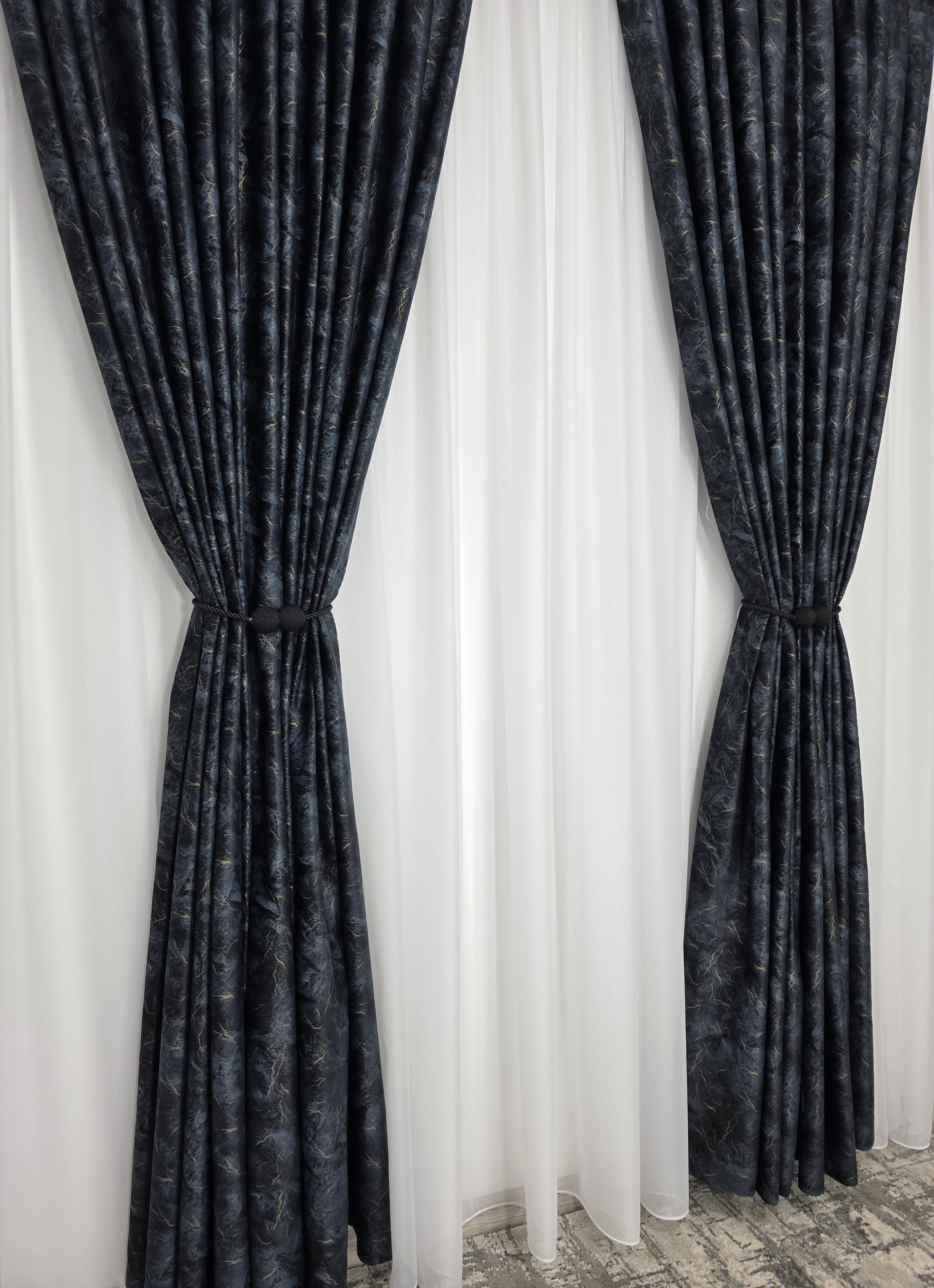 Colectia Santorini: Perdea alba cu sclipici și Draperie Catifea neagra tip vopsea pensulata cu insertii aurii