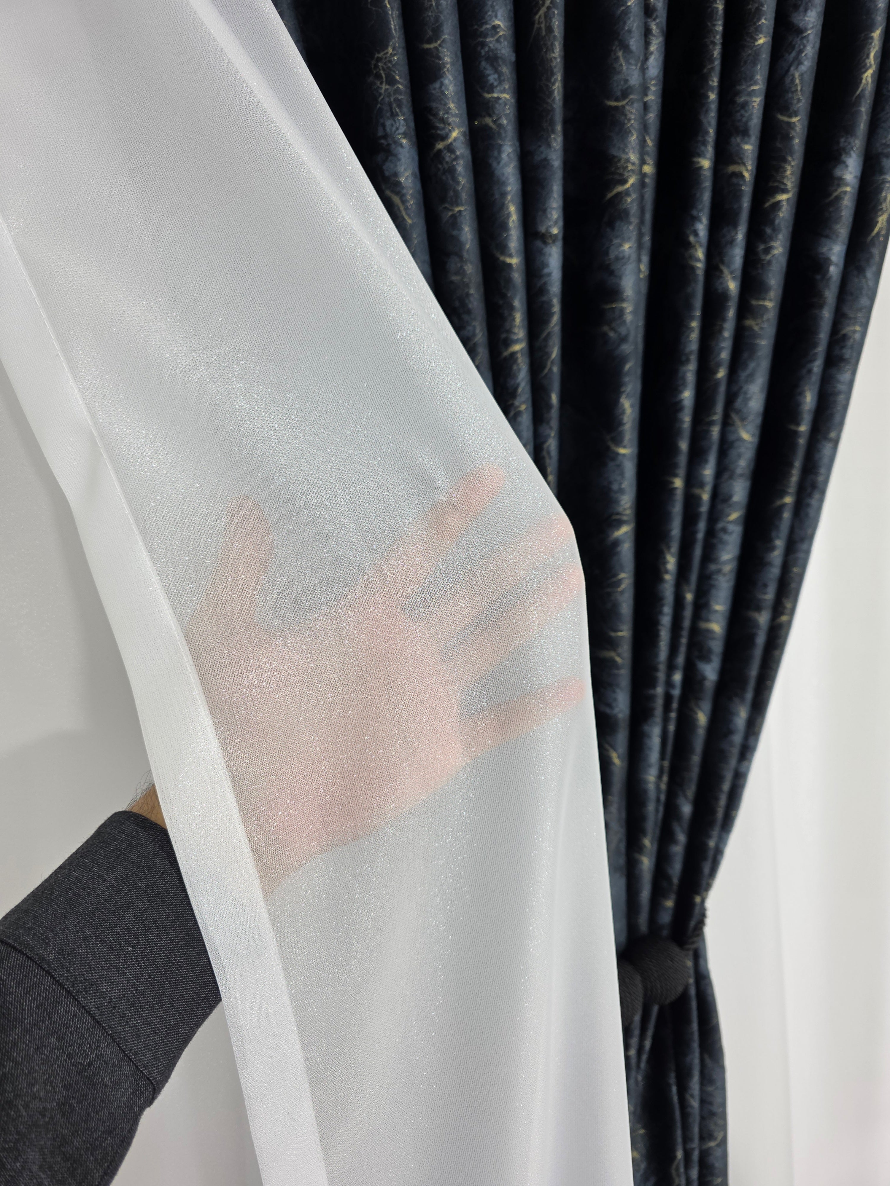 Colectia Santorini: Perdea alba cu sclipici și Draperie Catifea neagra tip vopsea pensulata cu insertii aurii