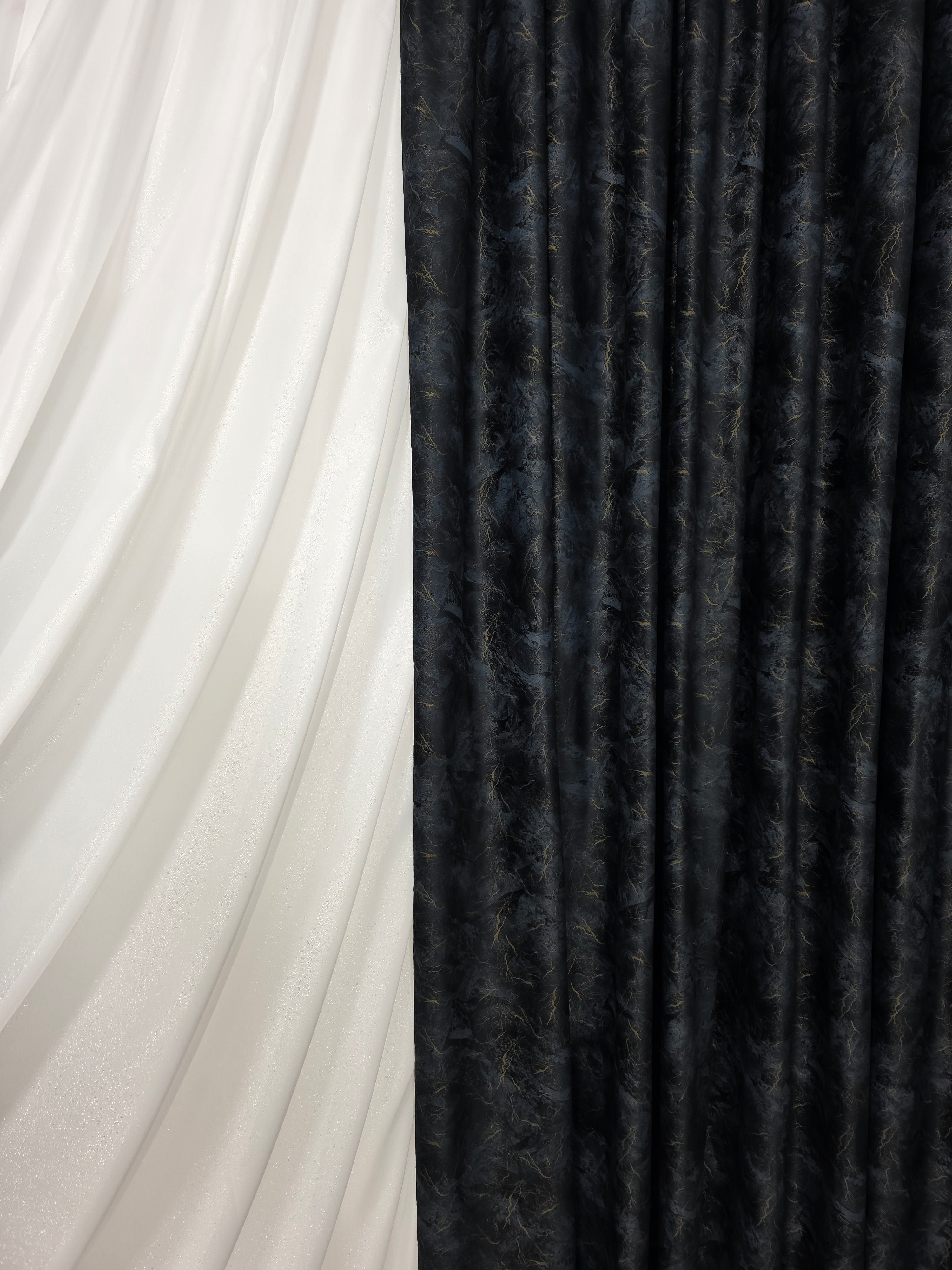 Colectia Santorini: Perdea alba cu sclipici și Draperie Catifea neagra tip vopsea pensulata si insertii aurii
