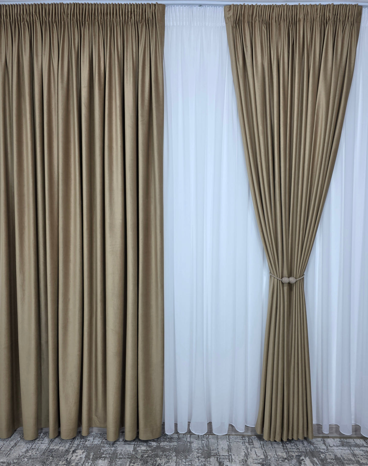 Colectia Amsterdam Varianta Crem Auriu – Perdea Voal Premium si Draperie Catifea Crem Auriu Tip Velura – Ideal pentru Livinguri Elegante cu Canapele Crem, Mobilier Bej, Cappuccino sau Lemn Natur si Accente Aurii – Confectionat pe Comanda
