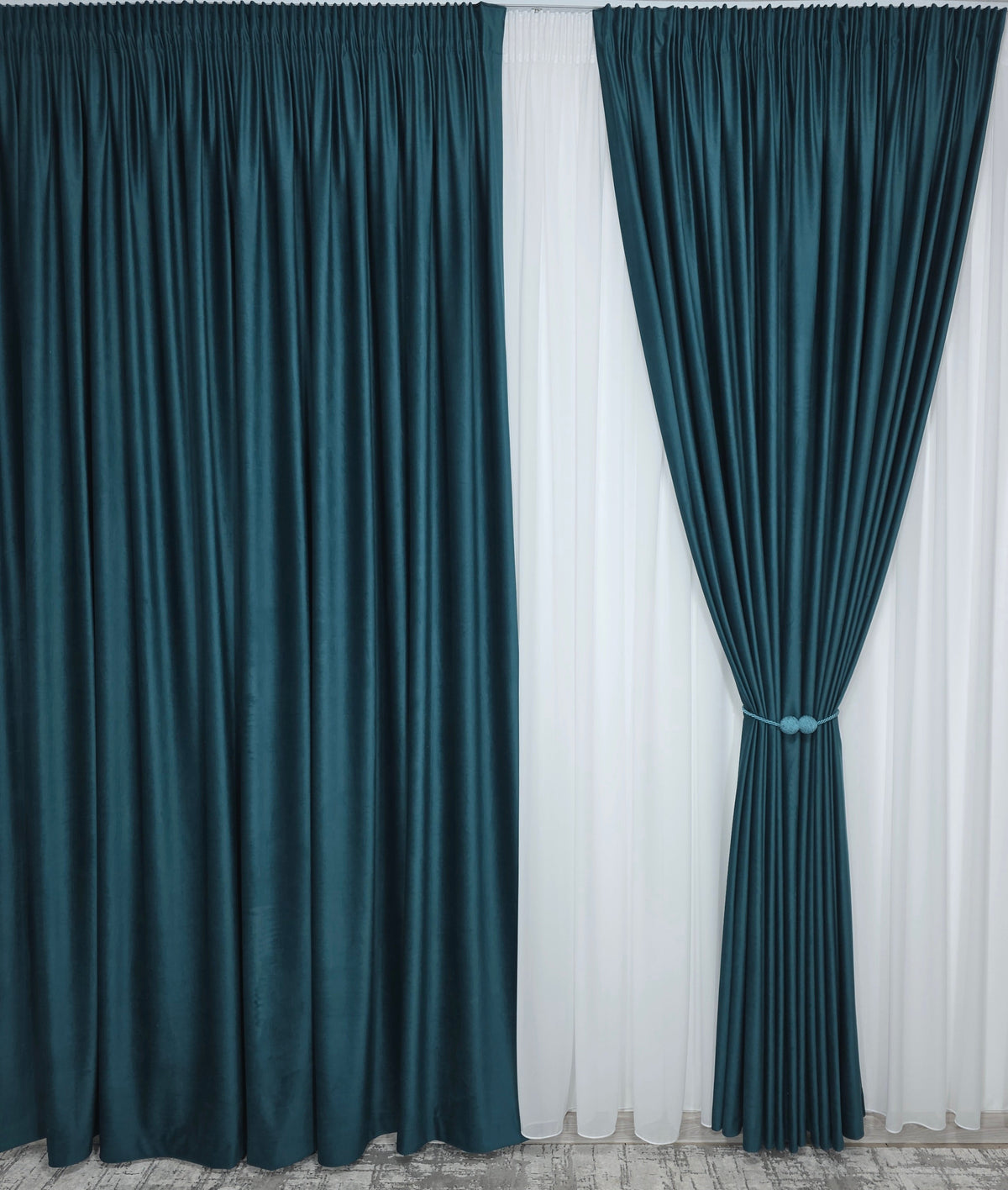 Colectia Amsterdam Varianta Verde Turcoaz – Perdea Voal Premium si Draperie Catifea Verde Turcoaz Tip Velura – Ideal pentru Livinguri Moderne cu Canapele Crem, Mobilier Alb sau Lemn Natur si Accente Turcoaz – Confectionat pe Comanda