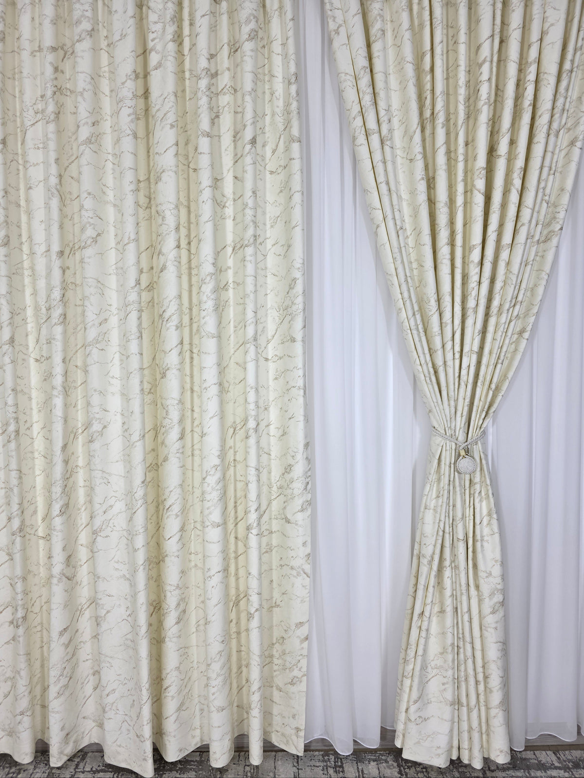 Ideal pentru living si dormitor in nuante de crem, alb si bej, cu pat sau canapea crem si accente aurii – Colectia Dubai: Perdea Voal Premium Alba Simpla si Draperie Catifea Crem Deschis Ivoire cu Insertii Aurii – la comanda