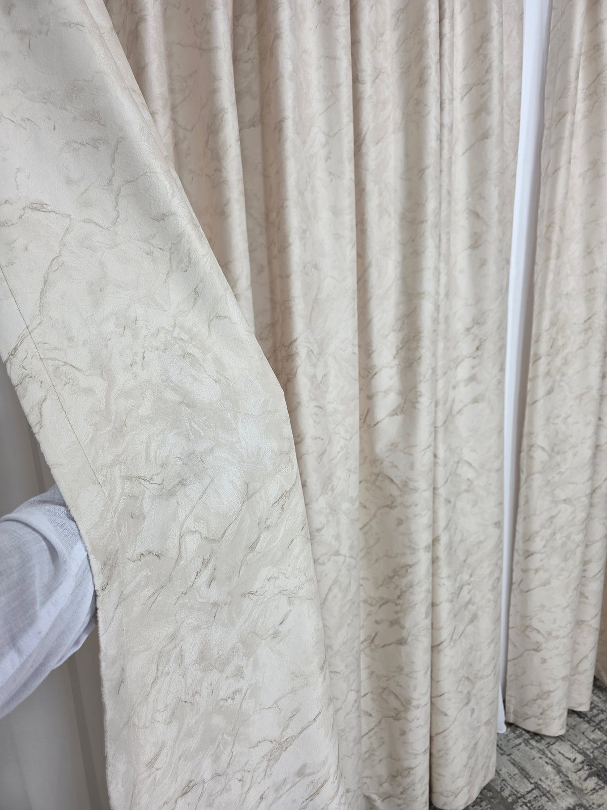 Colectia Dubai varianta crem: perdea voal premium si catifea cu insertii aurii