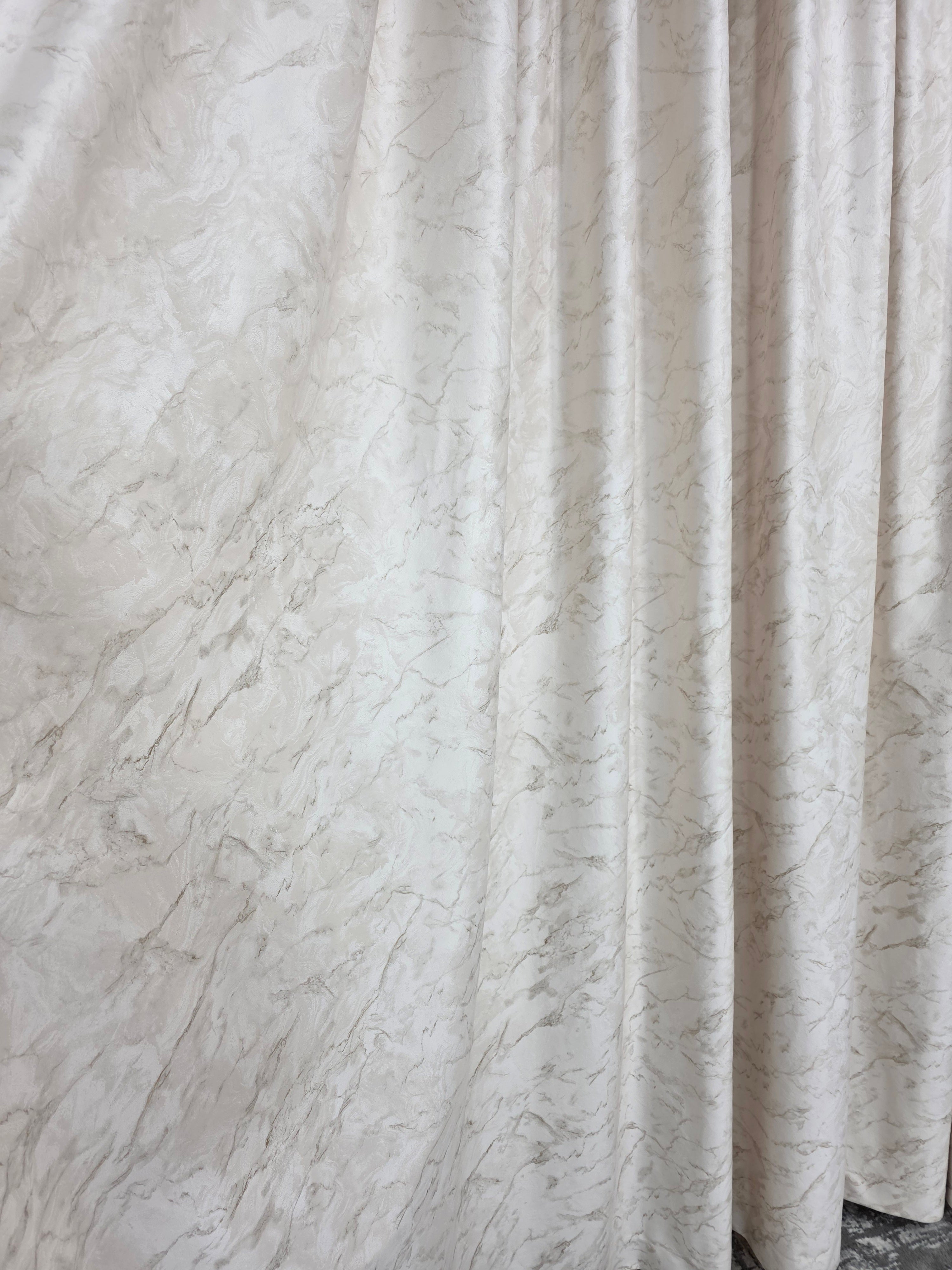 Colectia Dubai varianta crem: perdea voal premium si catifea cu insertii aurii