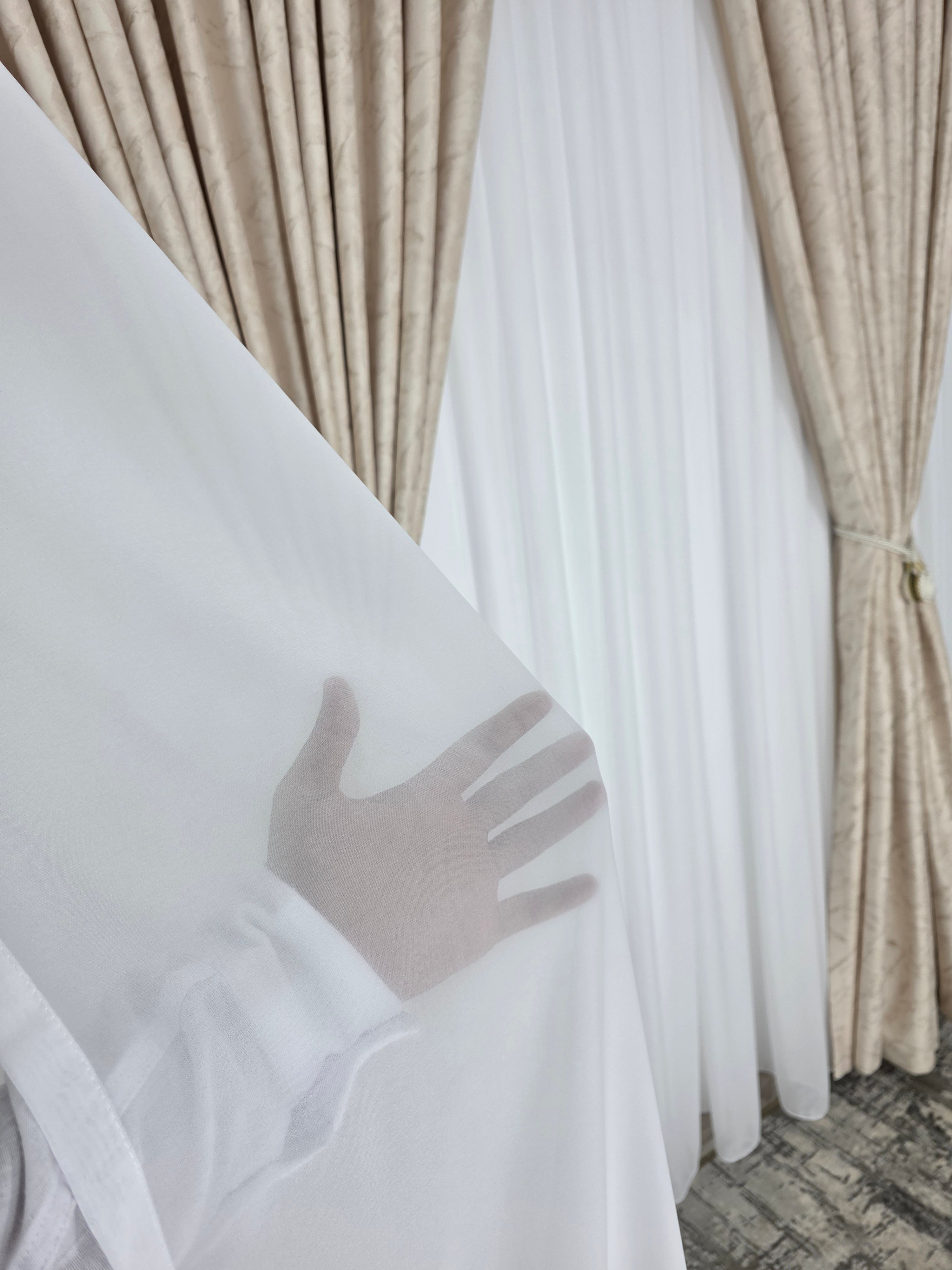 Colectia Dubai varianta crem: perdea voal premium si catifea cu insertii aurii