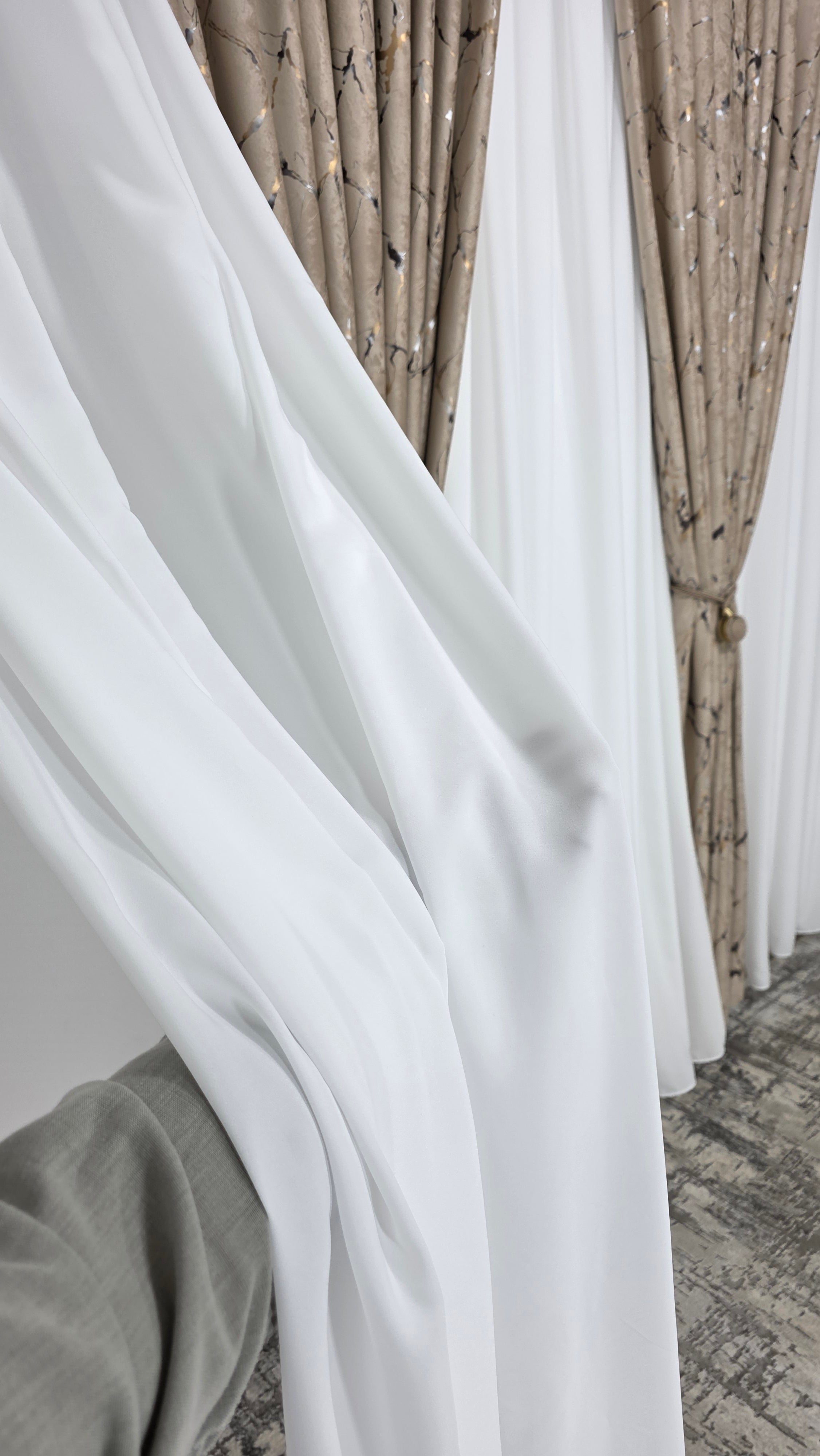 Colectia Amazon Varianta Capucino: Perdea Nesifonabila Matase Alb Imaculat și Draperie Catifea Cu Insertii Aurii