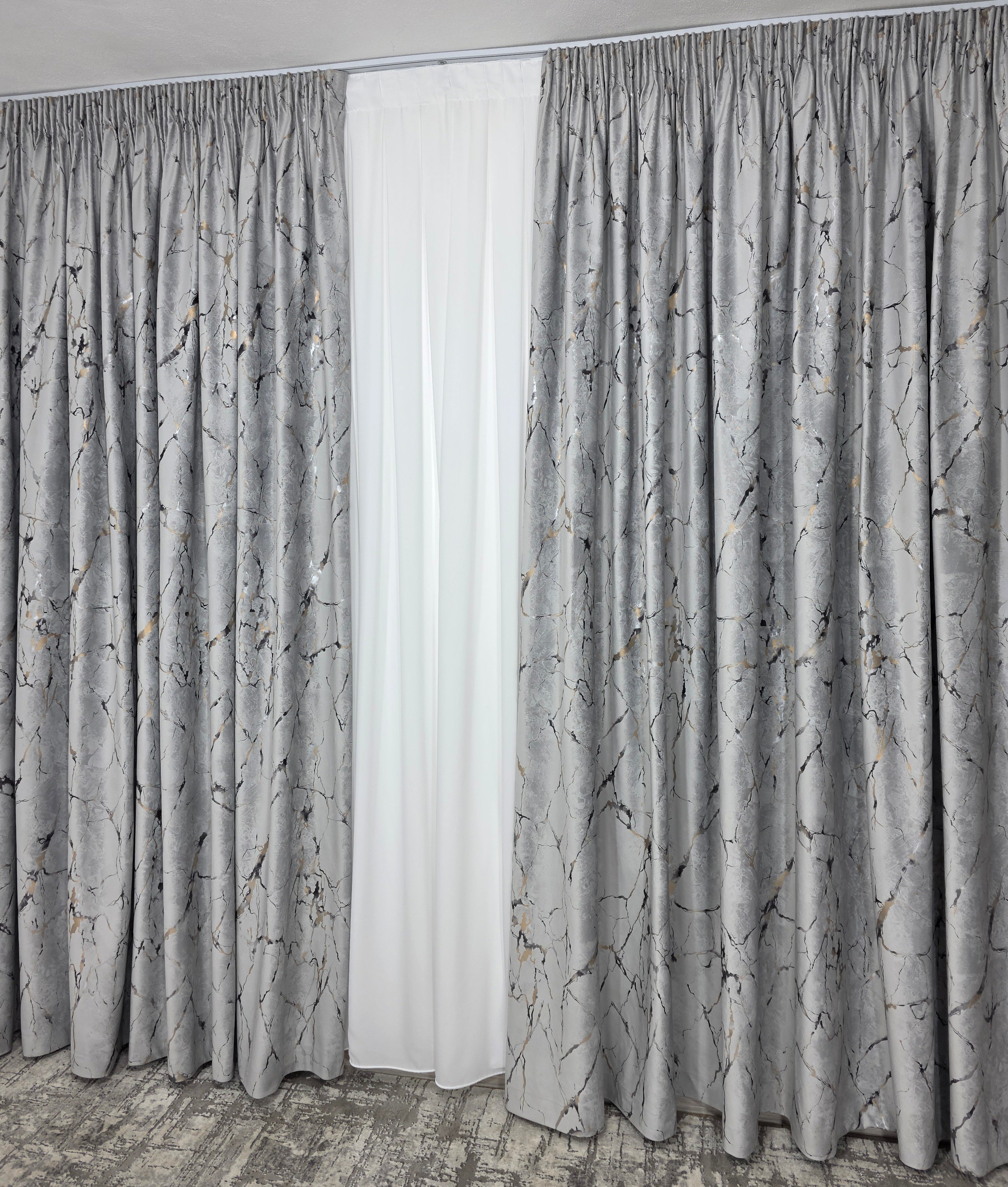 Colectia Amazon Varianta Gri Deschis: Perdea Nesifonabila Matase Alb Imaculat și Draperie Catifea Cu Insertii Aurii