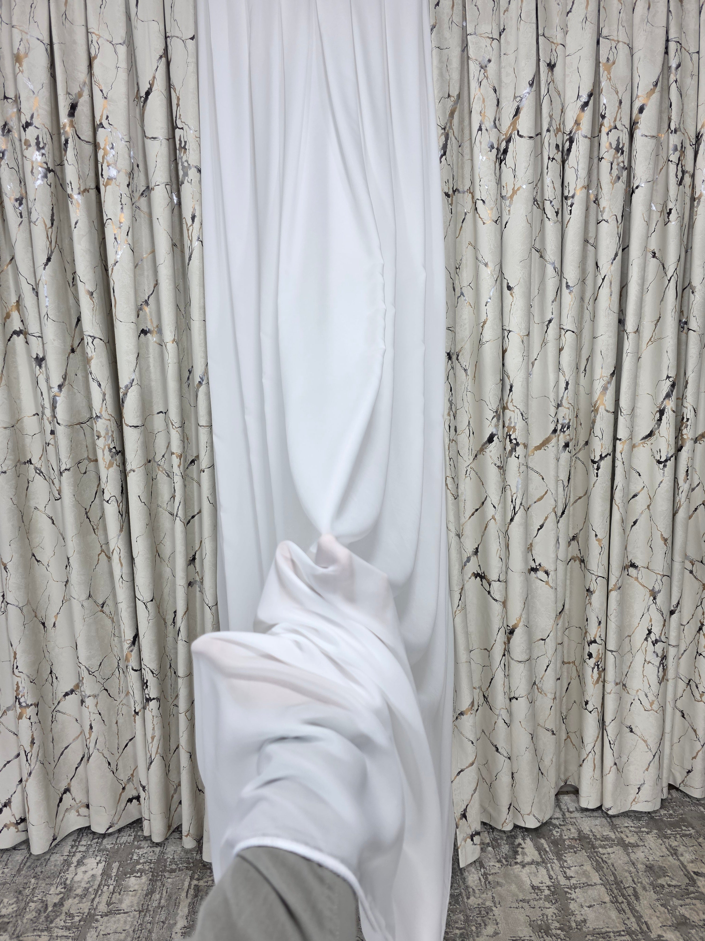 Colectia Amazon Varianta Crem Deschis: Perdea Nesifonabila Matase Alb Imaculat și Draperie Catifea Cu Insertii Aurii