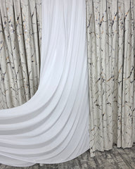 Colectia Amazon Varianta Crem Deschis:Set pentru Decoruri Elegante si Luminoase in Nuante de Crem, Alb si Bej cu Accente Aurii - Perdea Matase Alba Nesifonabila si Draperie Catifea Crem Deschis cu Insertii Aurii - Confectionat pe Comanda