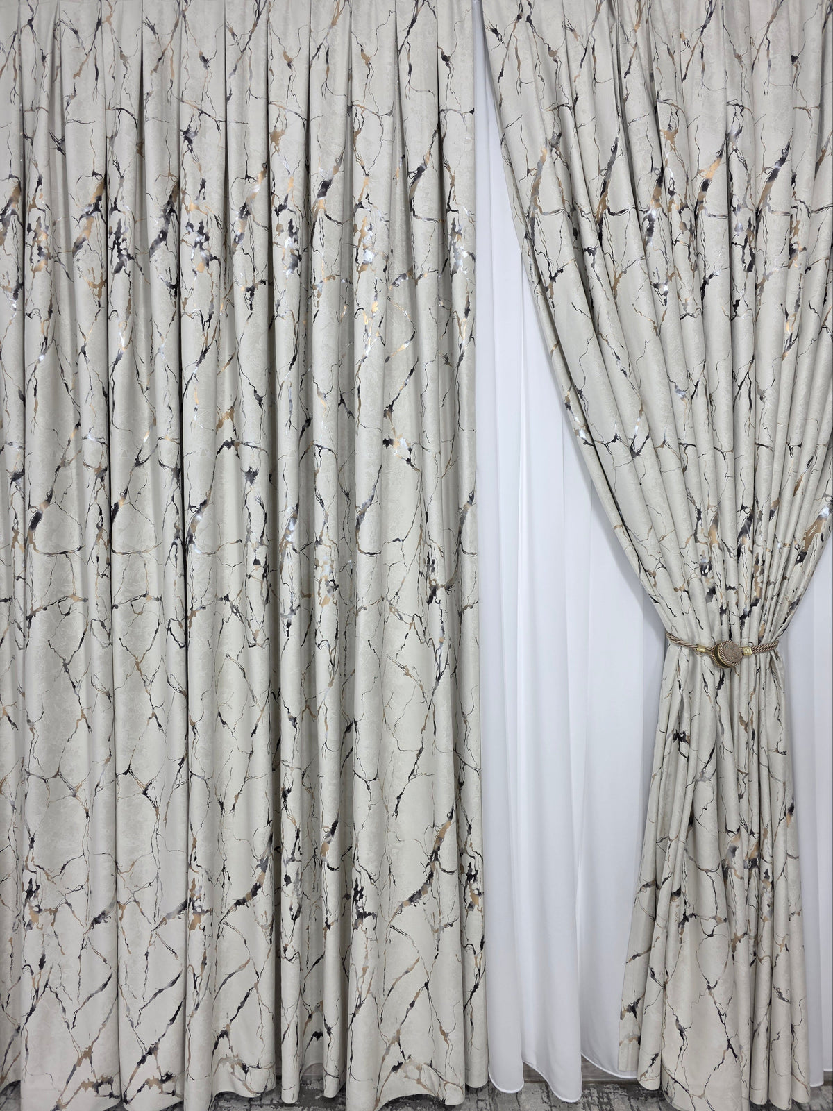 Colectia Amazon Varianta Crem Deschis:Set pentru Decoruri Elegante si Luminoase in Nuante de Crem, Alb si Bej cu Accente Aurii - Perdea Matase Alba Nesifonabila si Draperie Catifea Crem Deschis cu Insertii Aurii - Confectionat pe Comanda
