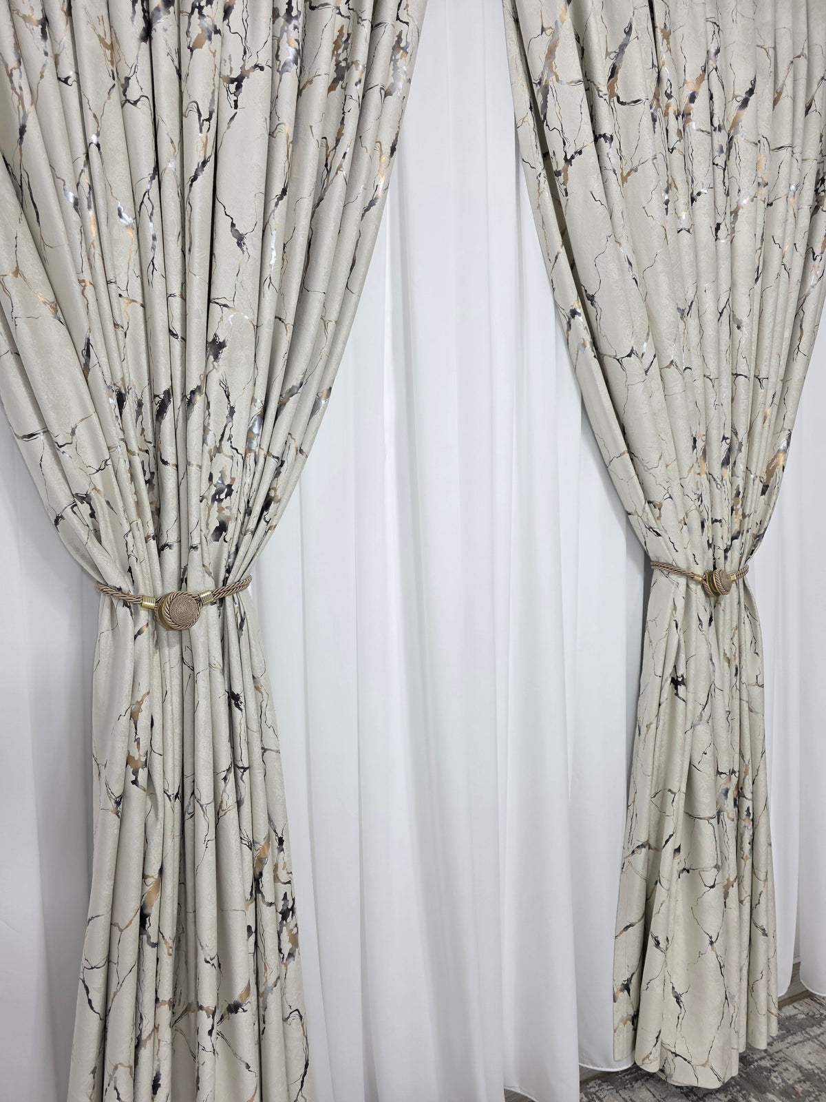 Colectia Amazon Varianta Crem Deschis: Perdea Nesifonabila Matase Alb Imaculat și Draperie Catifea Cu Insertii Aurii
