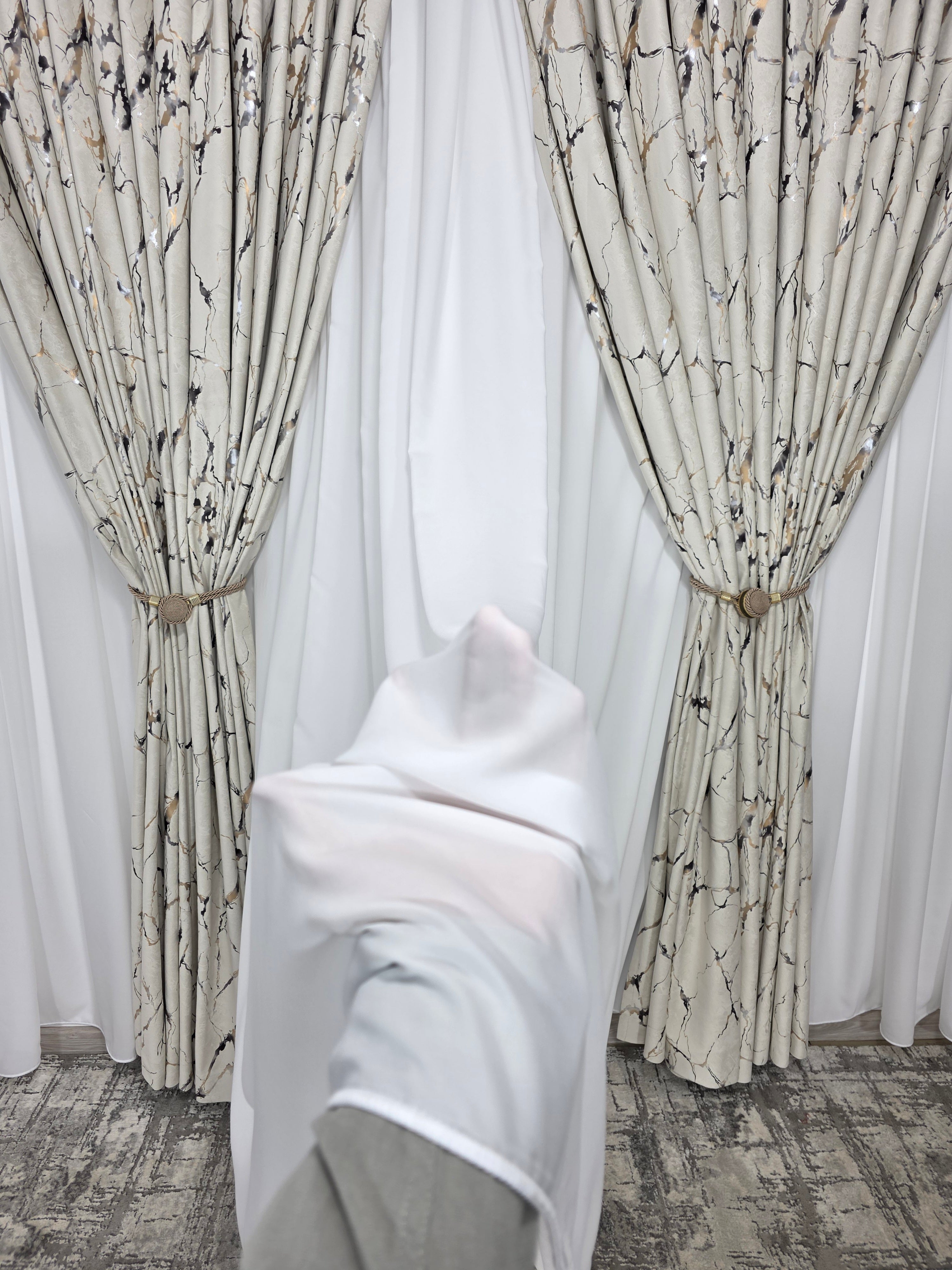 Colectia Amazon Varianta Crem Deschis: Perdea Nesifonabila Matase Alb Imaculat și Draperie Catifea Cu Insertii Aurii