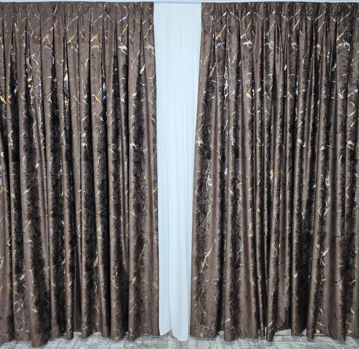 Colectia Amazon Varianta Maro – Perdea Matase Alba simpla si Draperie Catifea Maro cu Insertii Aurii – Ideal pentru Livinguri Calde cu Canapele Crem, Mobilier Maro sau Lemn Natur si Accente Aurii – Confectionat pe Comanda