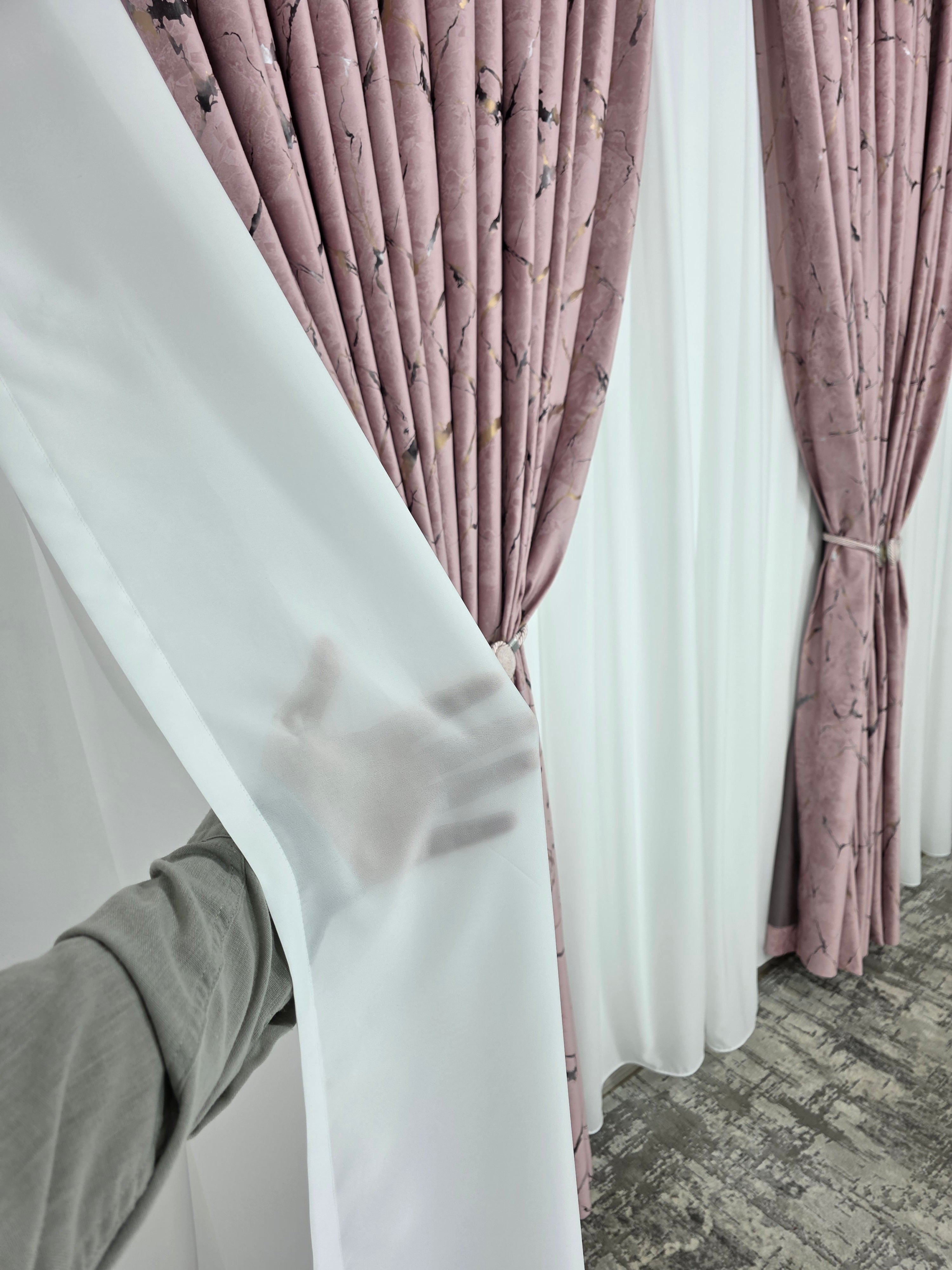 Colectia Amazon Varianta Roz: Perdea Nesifonabila Matase Alb Imaculat și Draperie Catifea Cu Insertii Aurii