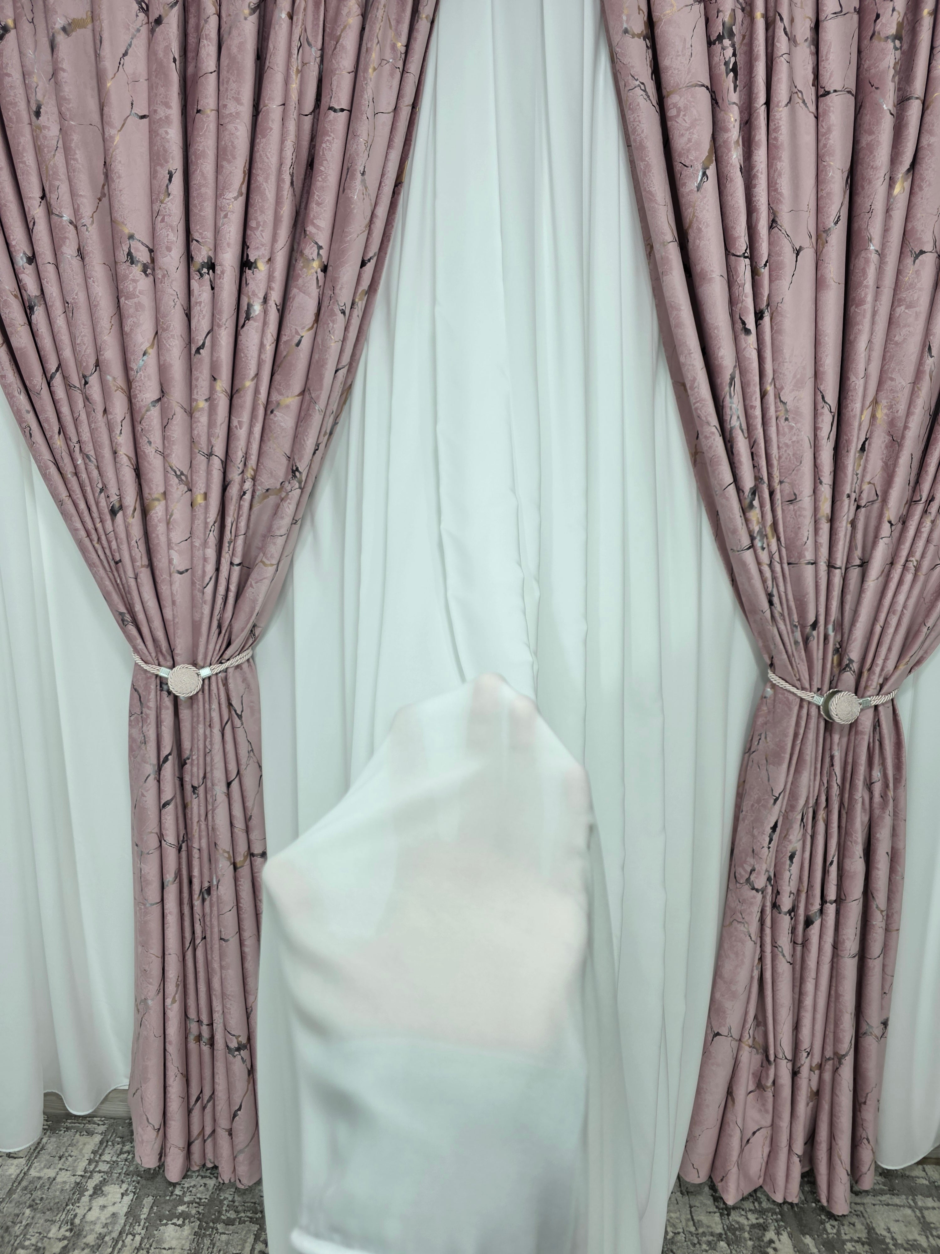 Colectia Amazon Varianta Roz: Perdea Nesifonabila Matase Alb Imaculat și Draperie Catifea Cu Insertii Aurii