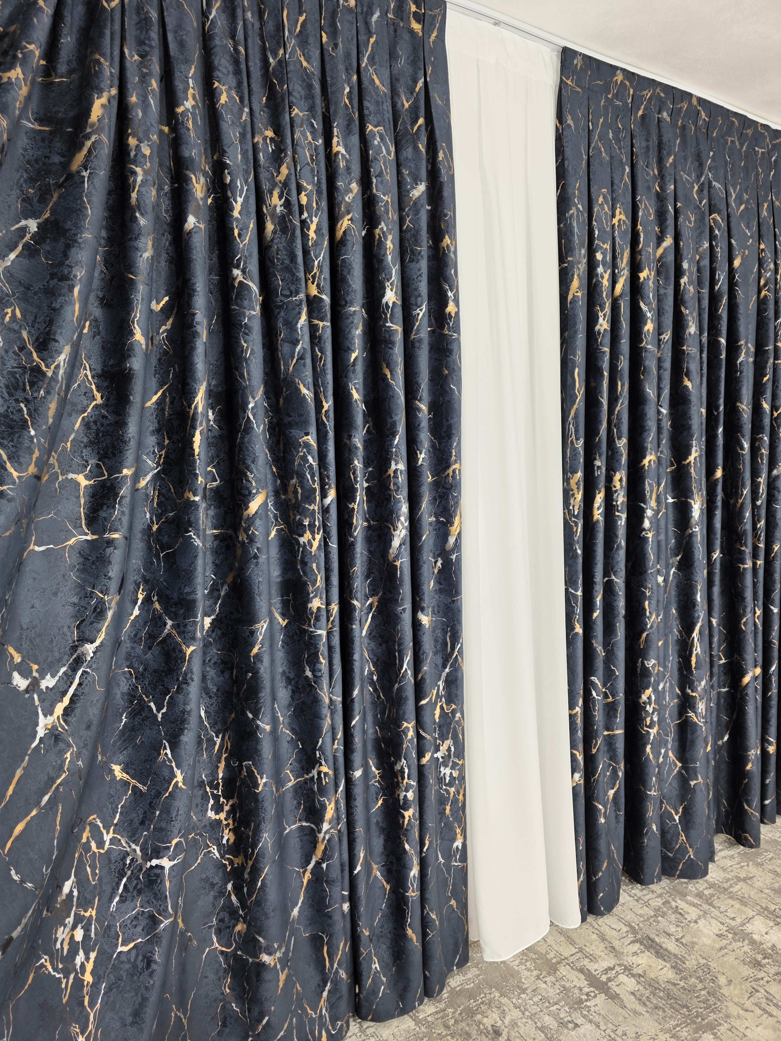 Colectia Amazon Varianta Negru: Perdea Nesifonabila Matase Alb Imaculat și Draperie Catifea Cu Insertii Aurii