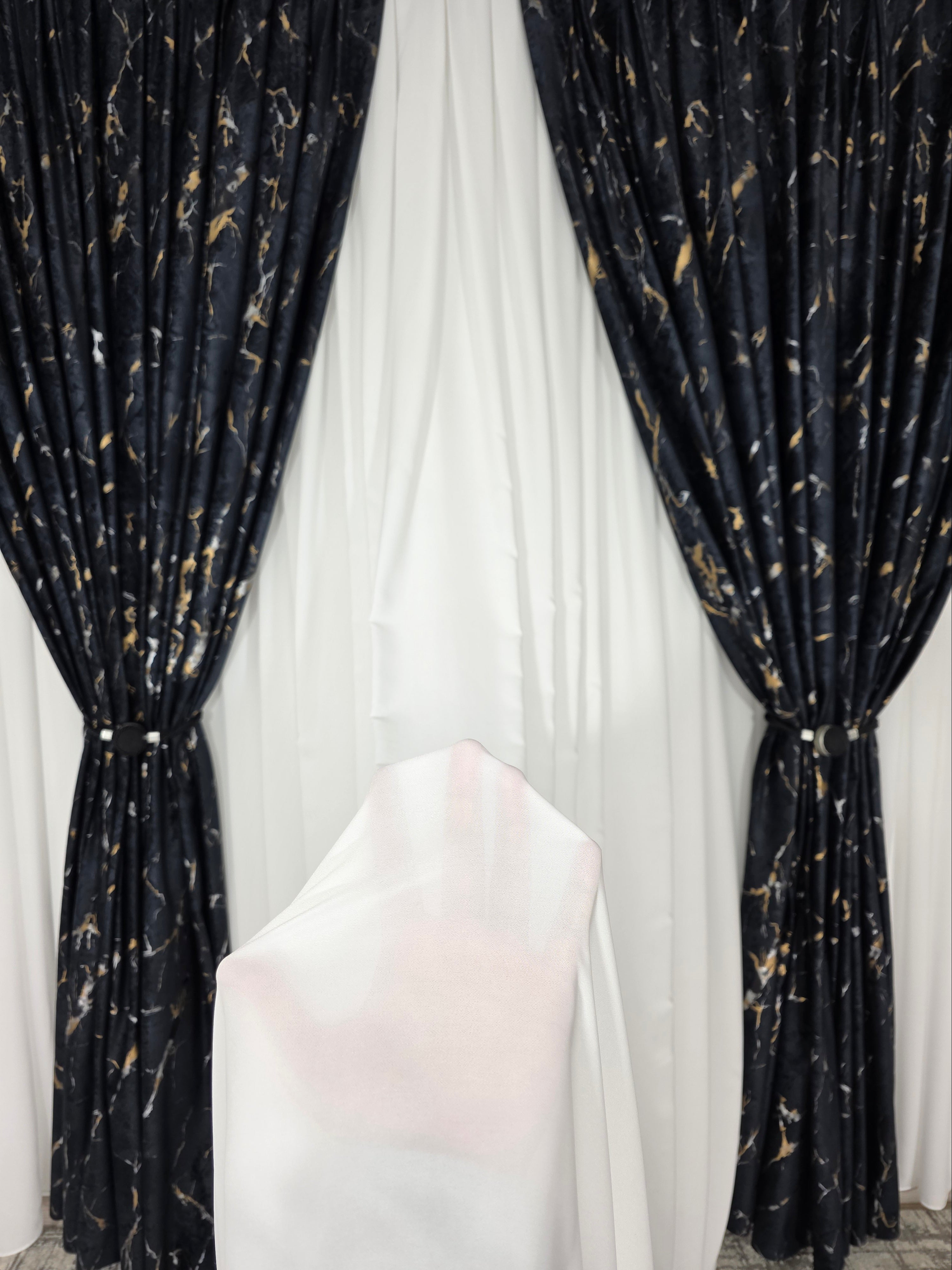 Colectia Amazon Varianta Negru: Perdea Nesifonabila Matase Alb Imaculat și Draperie Catifea Cu Insertii Aurii