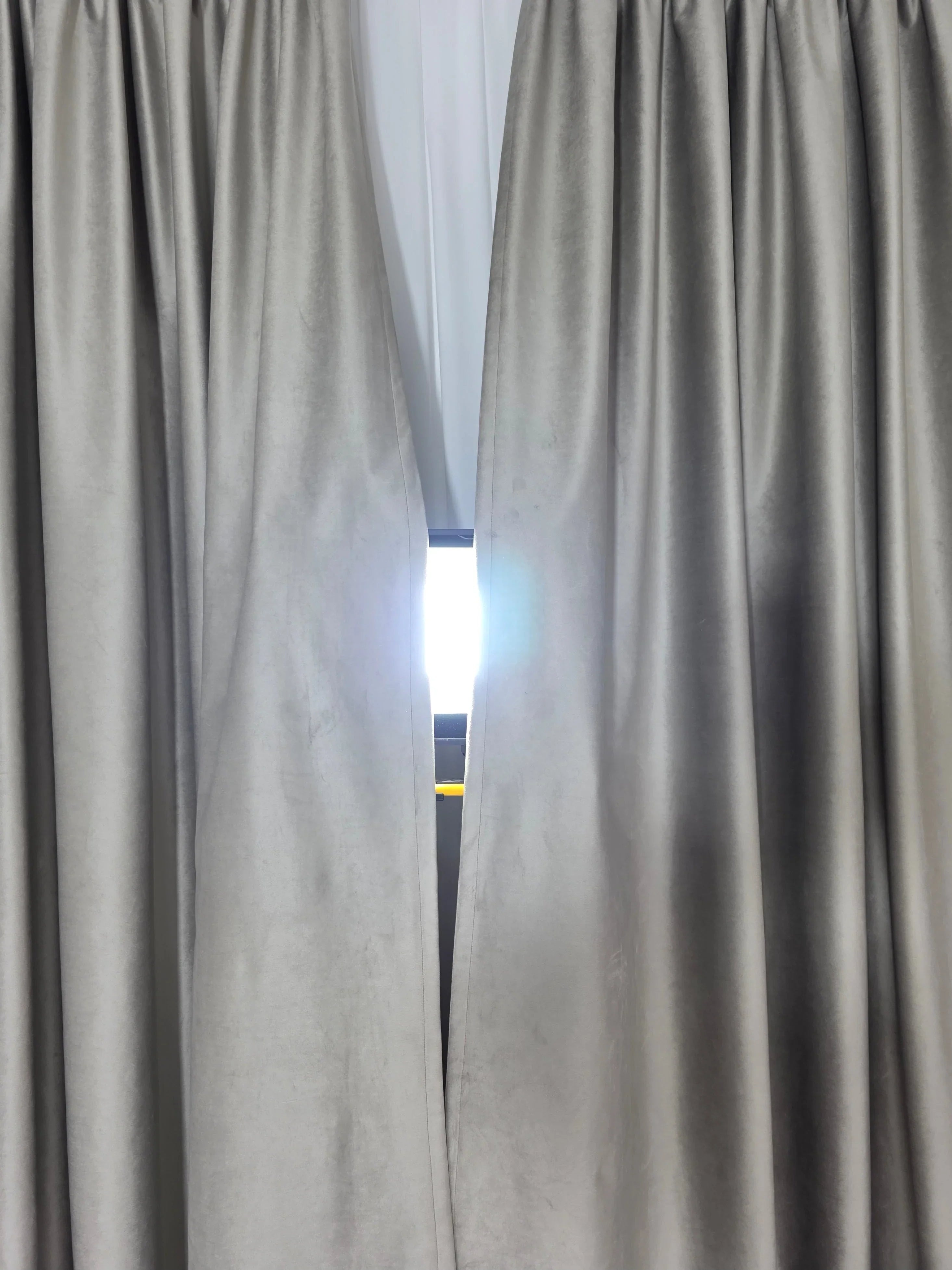 Set Premium: Perdea Matase Alba Nesifonabila si Draperie catifea Grej sper gri  Garantat Opaca