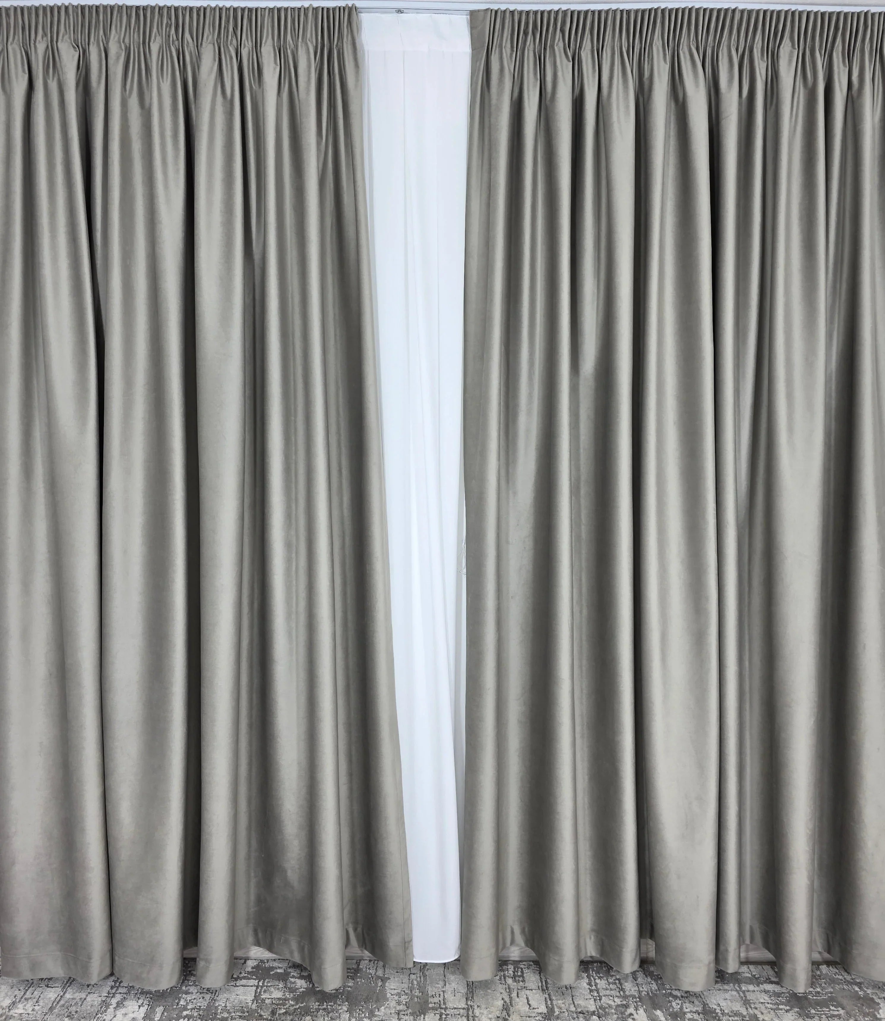 Set Premium: Perdea Matase Alba Nesifonabila si Draperie catifea Grej sper gri  Garantat Opaca
