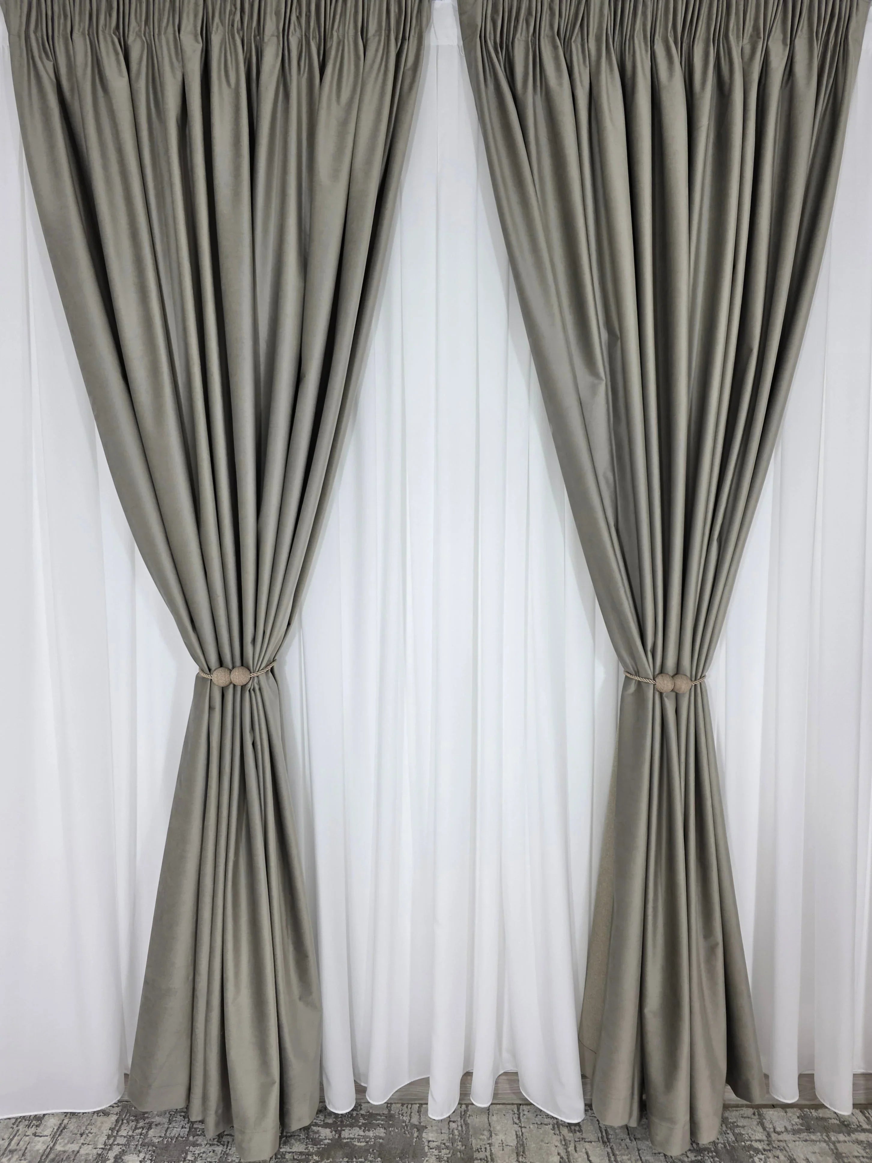 Set Premium: Perdea Matase Alba Nesifonabila si Draperie catifea Grej sper gri  Garantat Opaca