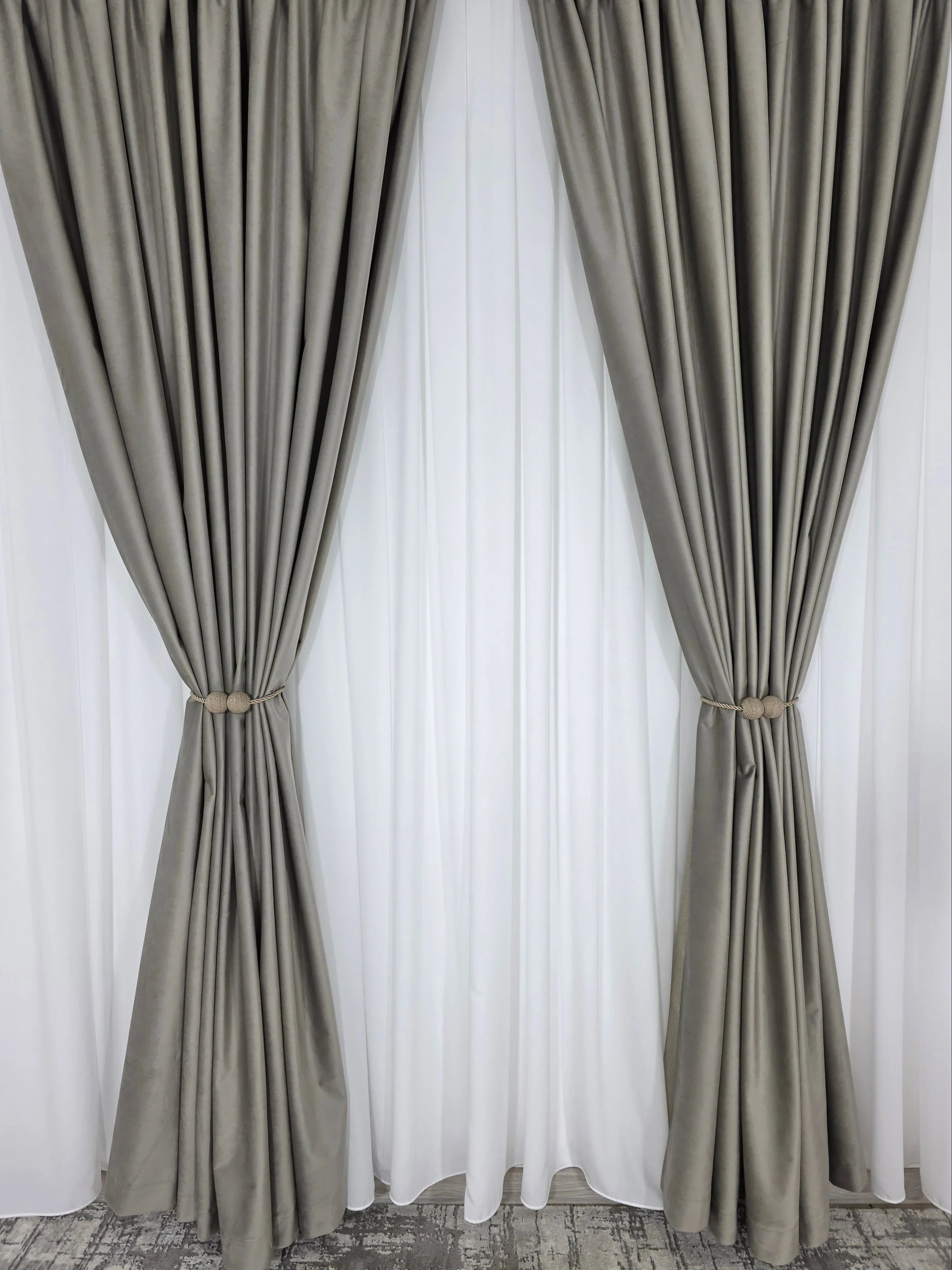 Set Premium: Perdea Matase Alba Nesifonabila si Draperie catifea Grej sper gri  Garantat Opaca