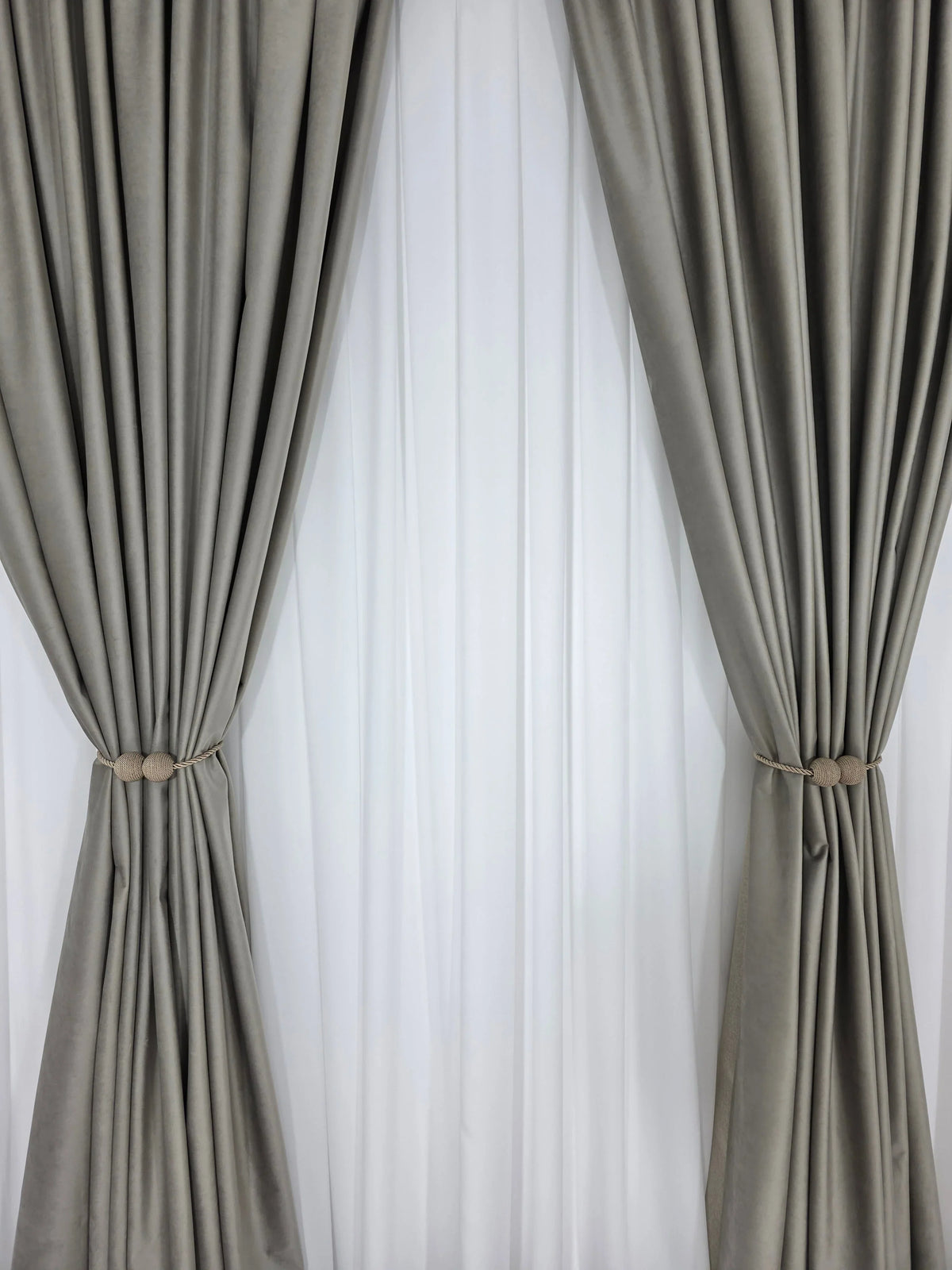 Set Premium: Perdea Matase Alba Nesifonabila si Draperie catifea Grej sper gri  Garantat Opaca