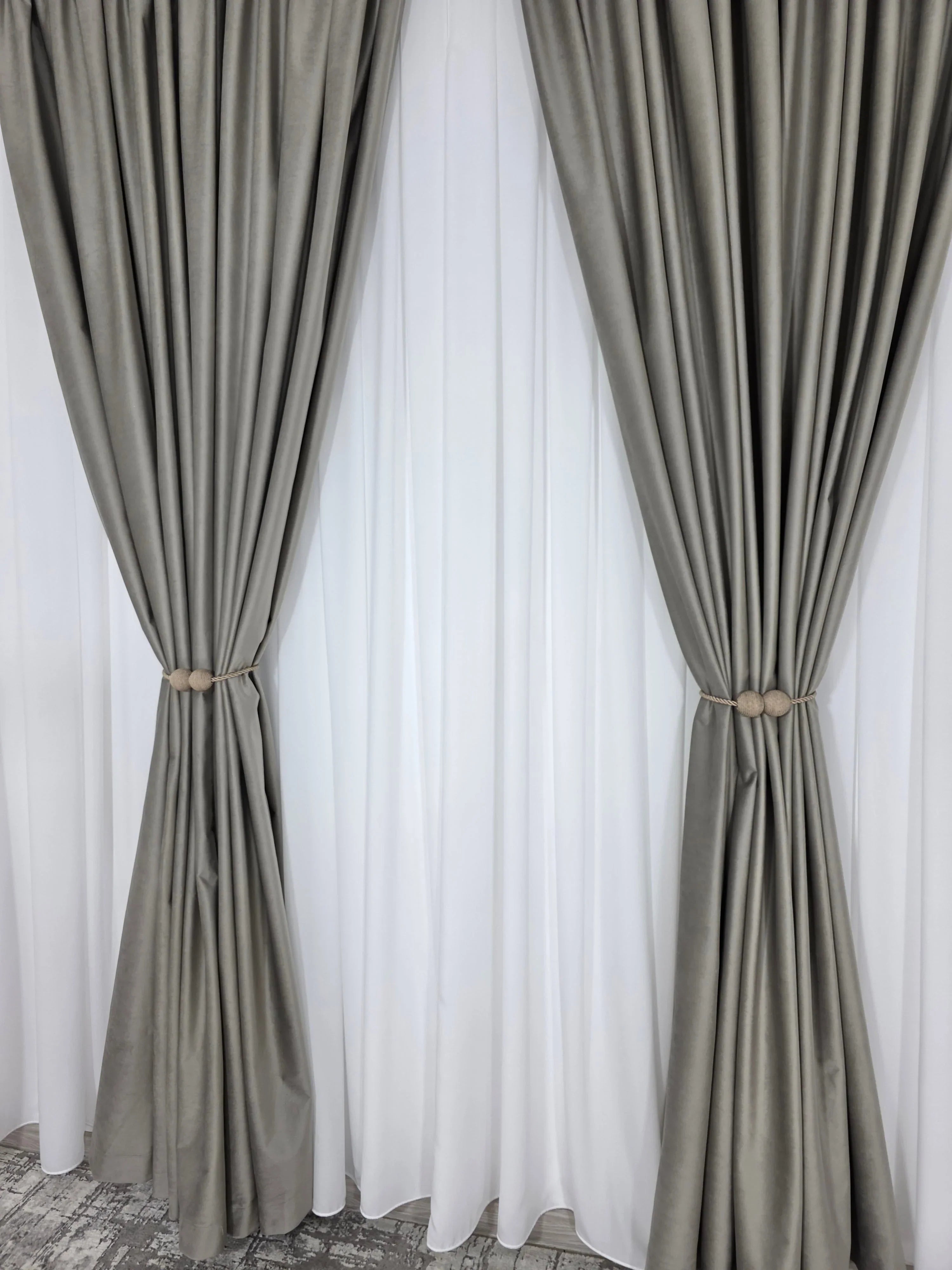 Set Premium: Perdea Matase Alba Nesifonabila si Draperie catifea Grej sper gri  Garantat Opaca