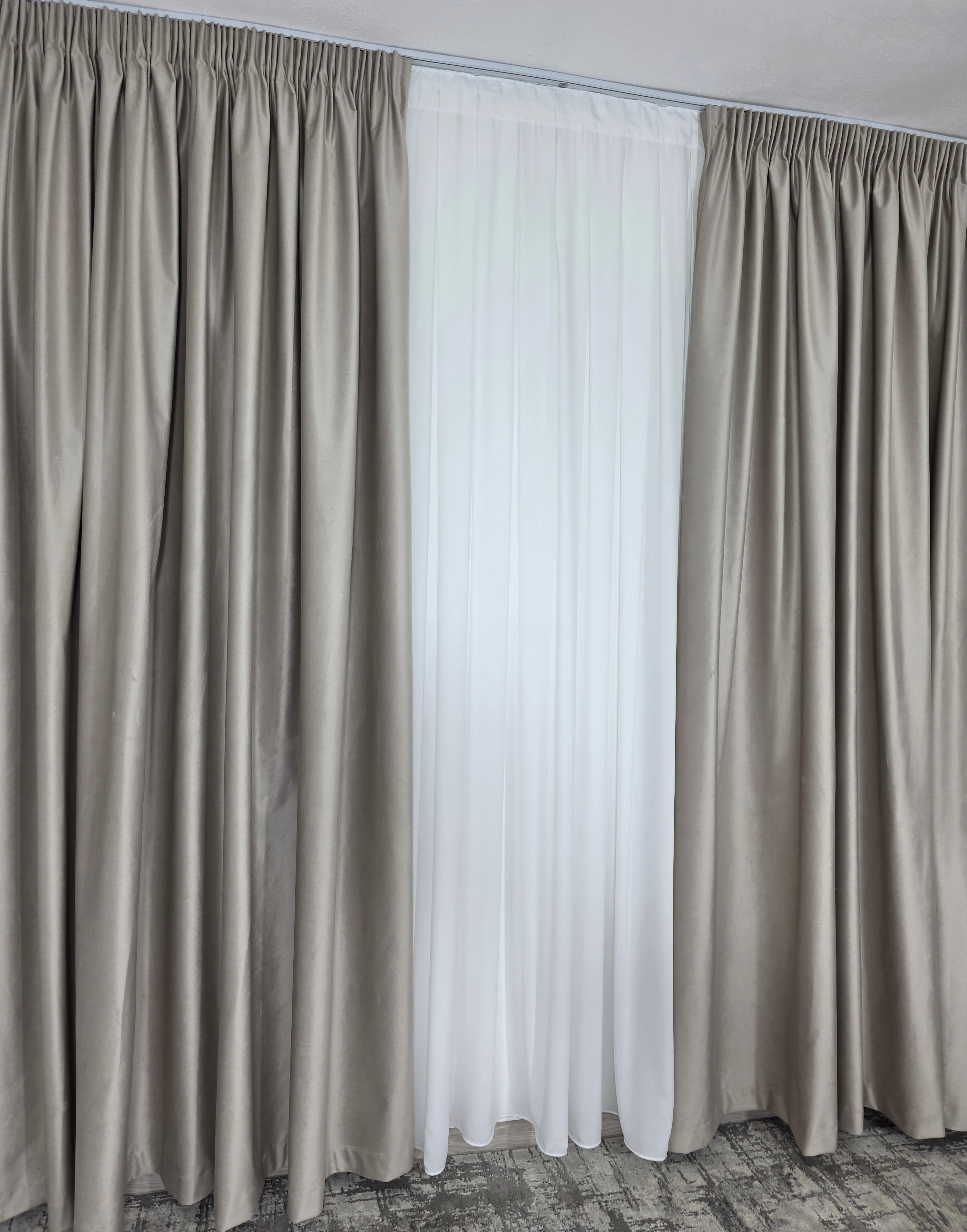 Set Premium: Perdea Matase Alb Imaculat și Draperie Grej Deschis Catifea Garantat Opacă