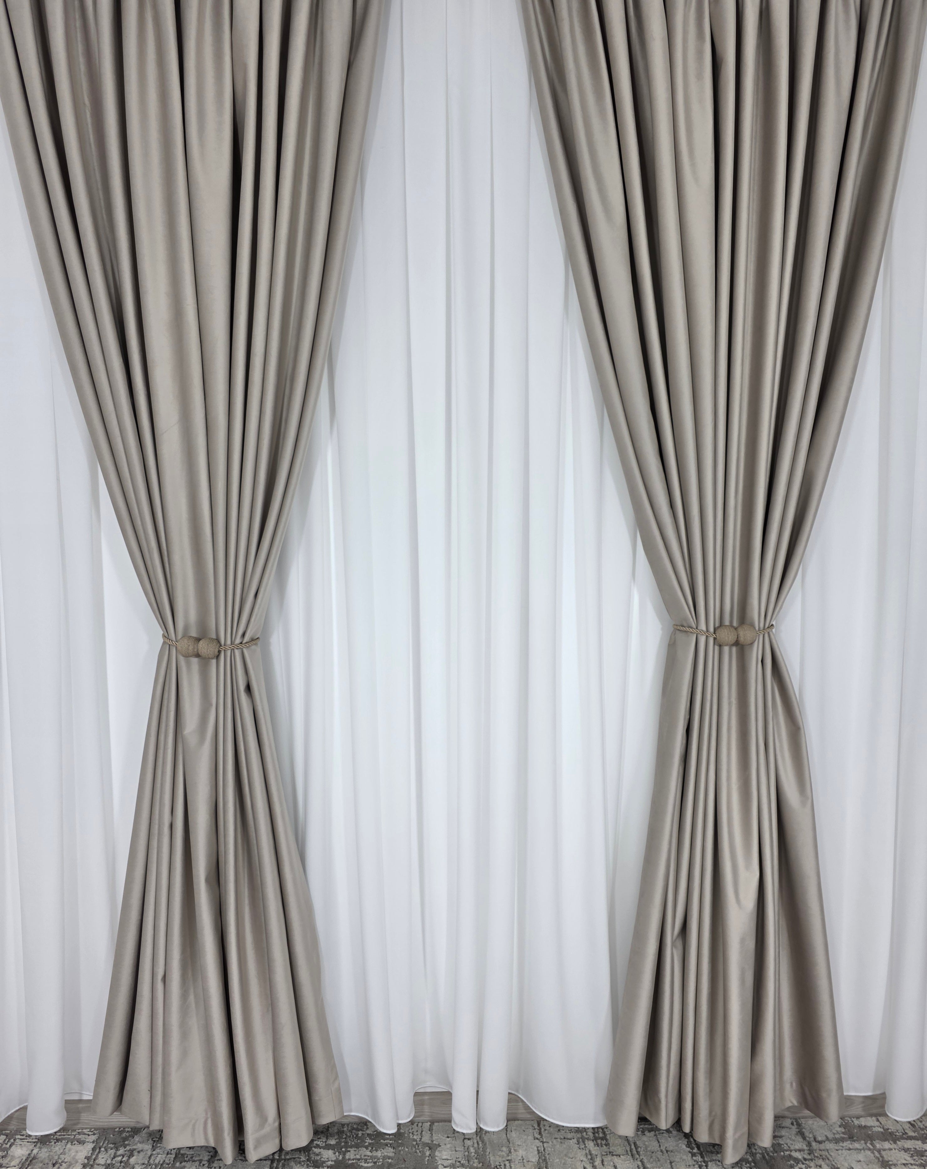Set Premium: Perdea Matase Alb Imaculat și Draperie Grej Roze Catifea Garantat Opacă