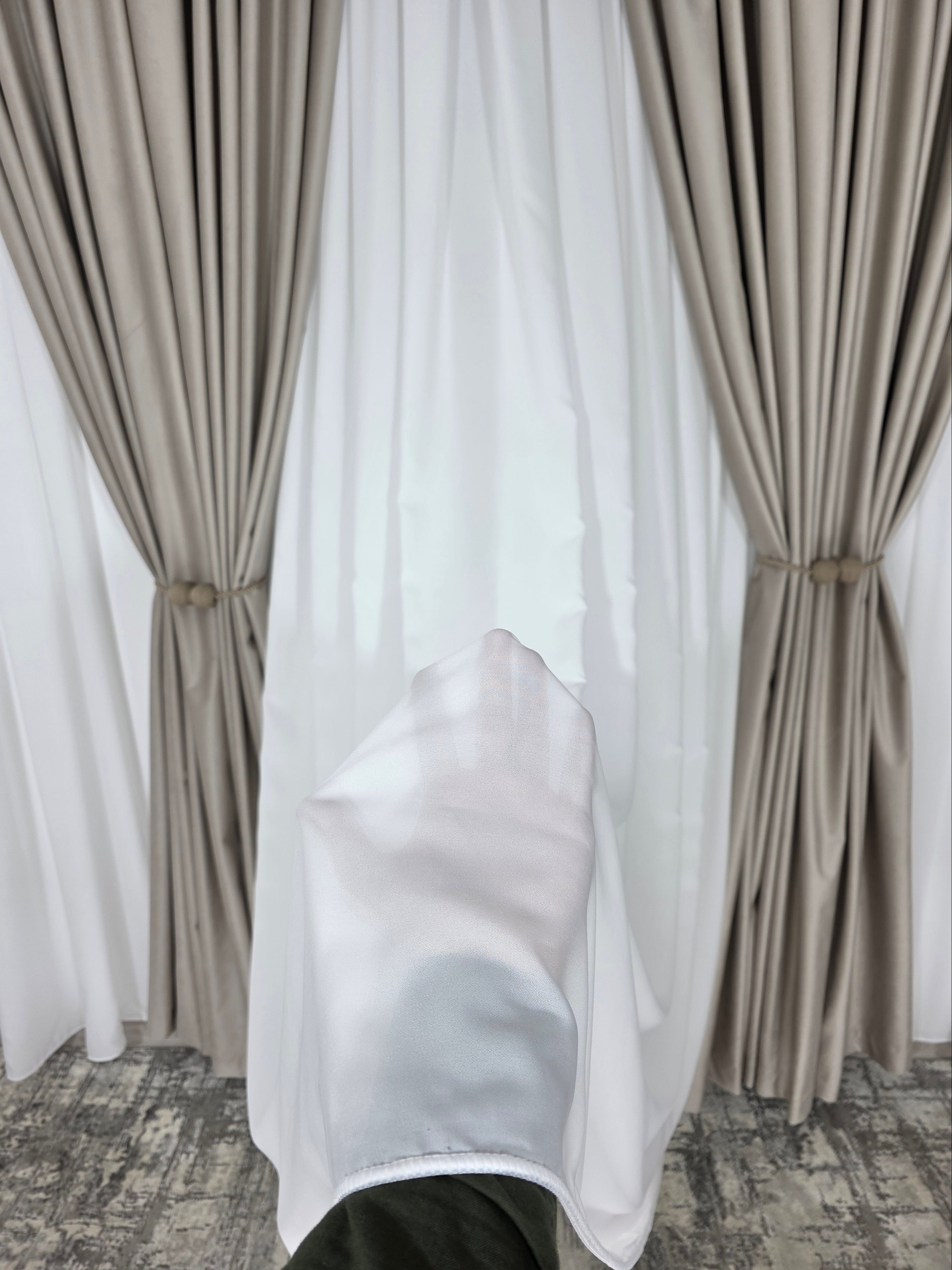 Set Premium: Perdea Matase Alb Imaculat și Draperie Grej Roze Catifea Garantat Opacă
