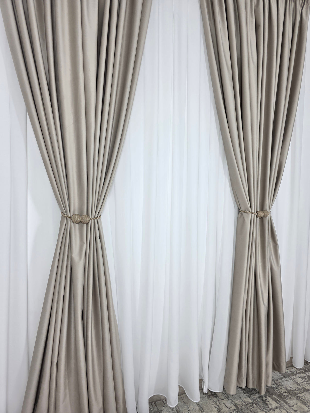 Set Premium: Perdea Matase Alb Imaculat și Draperie Grej Roze Catifea Garantat Opacă