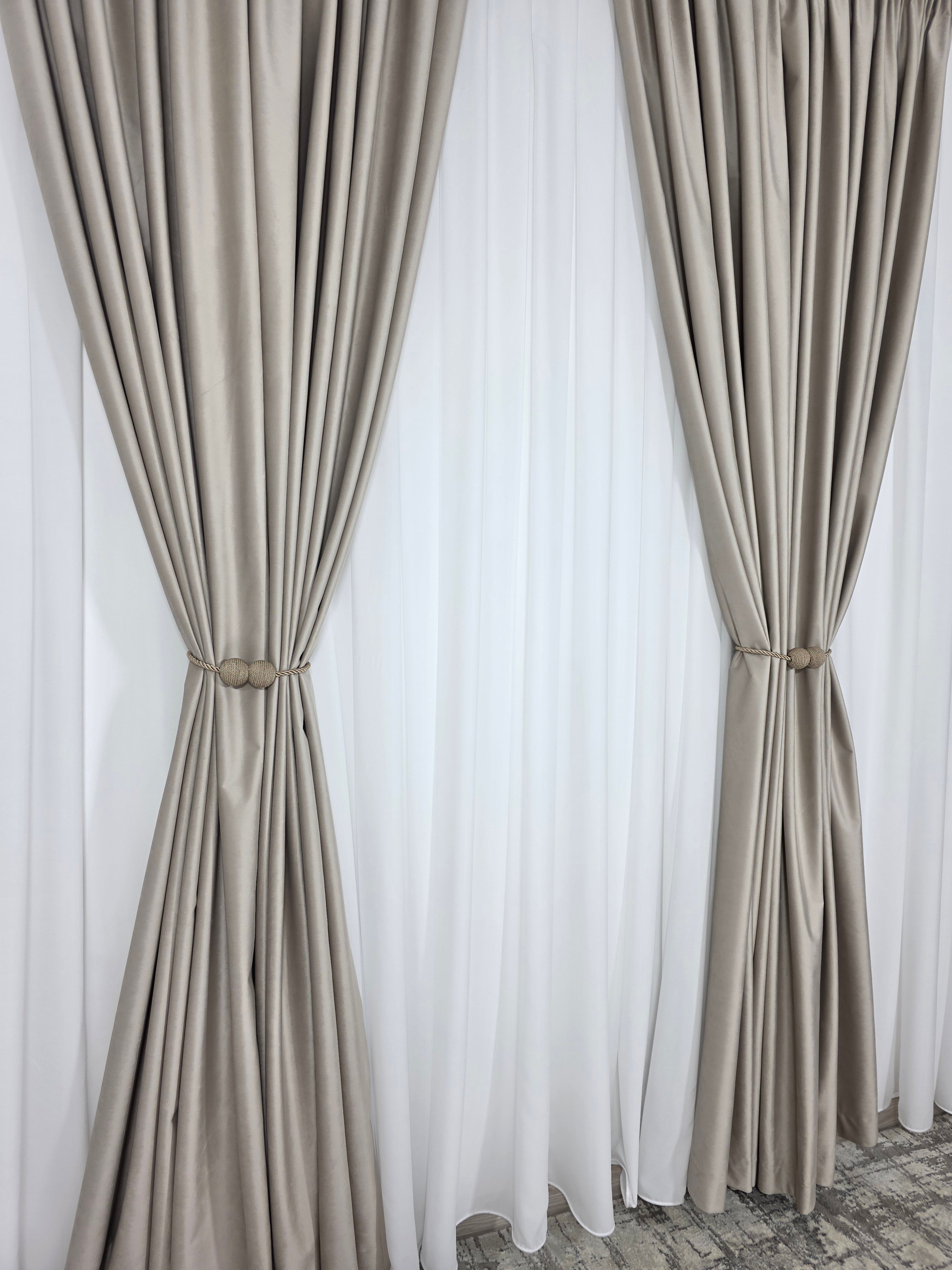 Set Premium: Perdea Matase Alb Imaculat și Draperie Grej Deschis Catifea Garantat Opacă