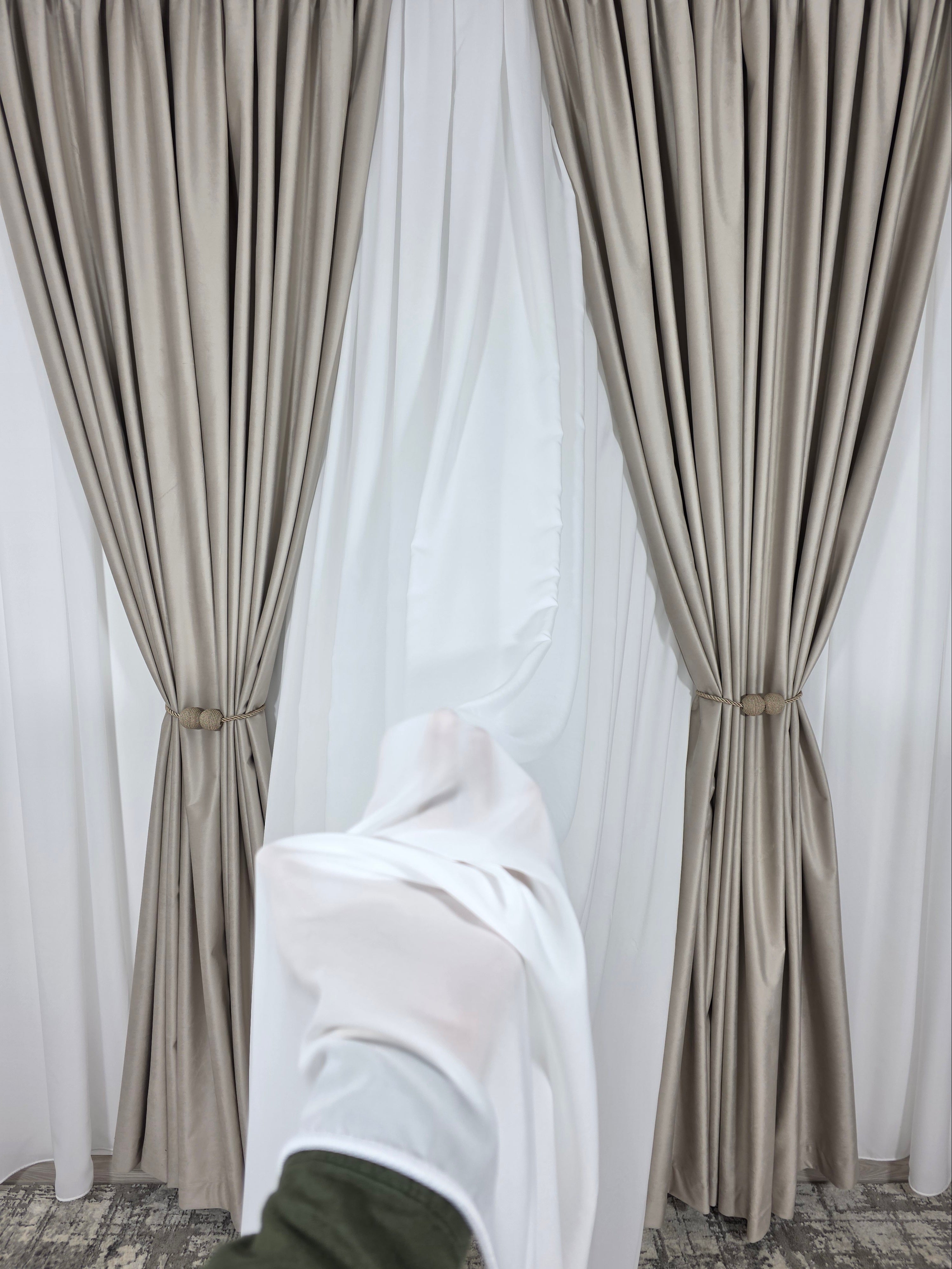 Set Premium: Perdea Matase Alb Imaculat și Draperie Grej Deschis Catifea Garantat Opacă